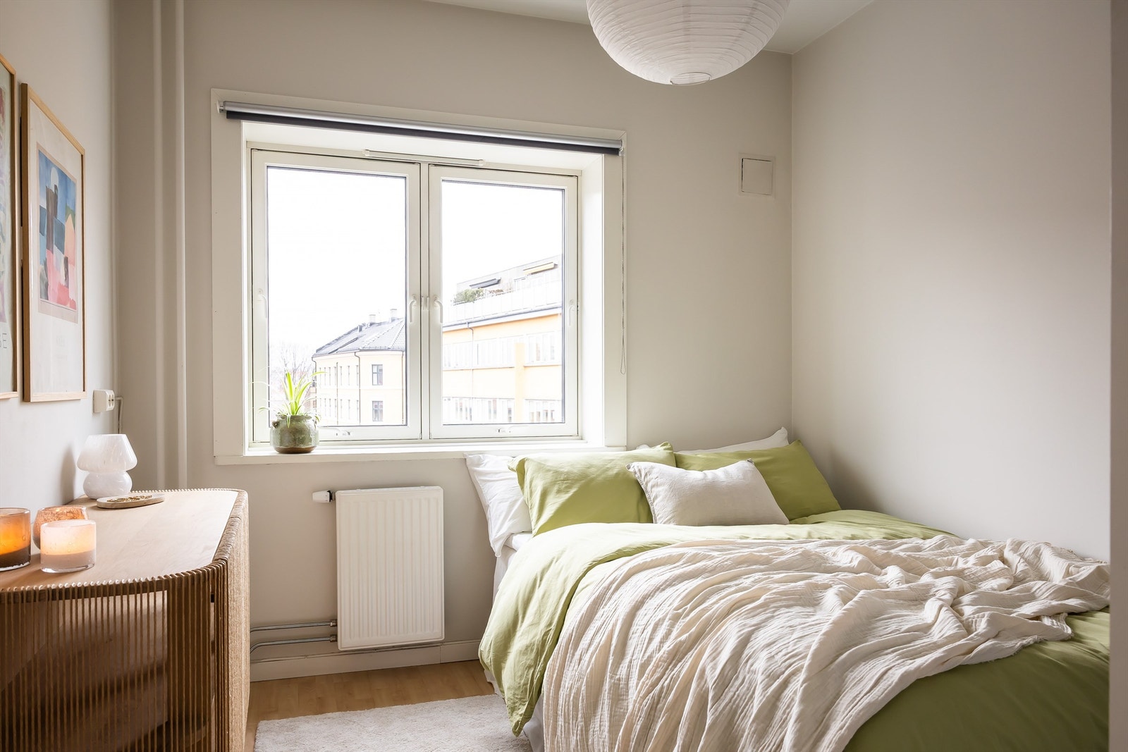 Rommet har god plass til både dobbeltseng, nattbord og en stor skyvedørsgarderobe. Galleribilde