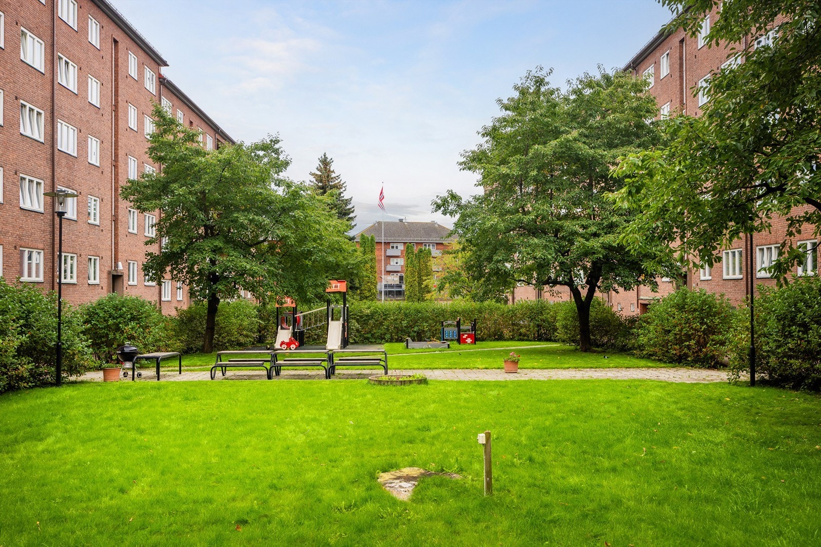 Borettslaget har pent opparbeidede grøntarealer. Galleribilde