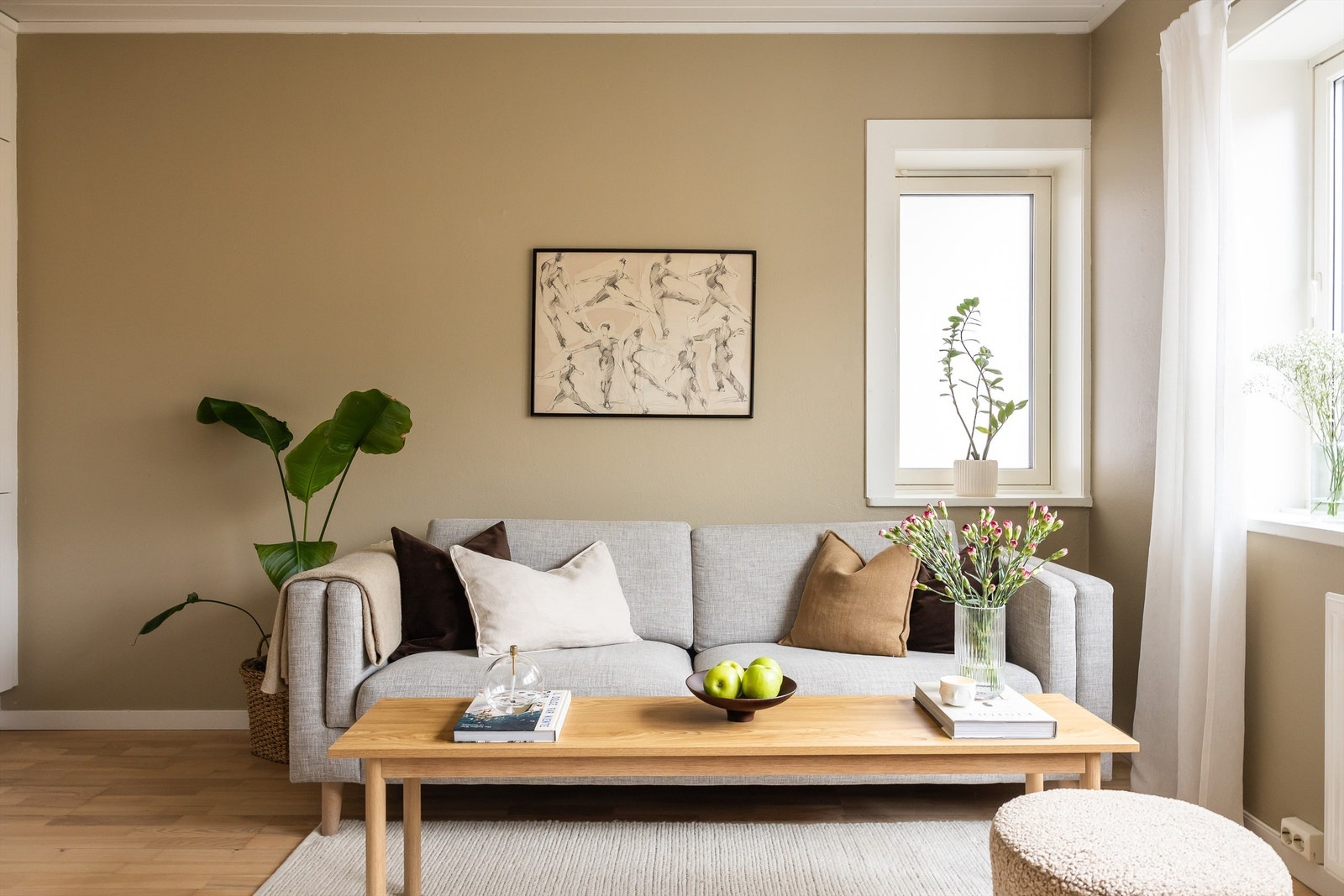 Veggene har malte flater og gulvet er belagt med slitesterkt laminat. Galleribilde