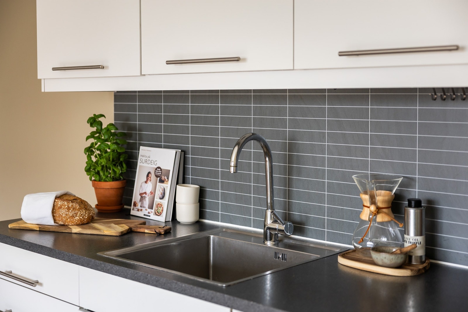 Hvitevarene inkluderer oppvaskmaskin, komfyr, platetopp og kjøleskap med fryser. Galleribilde