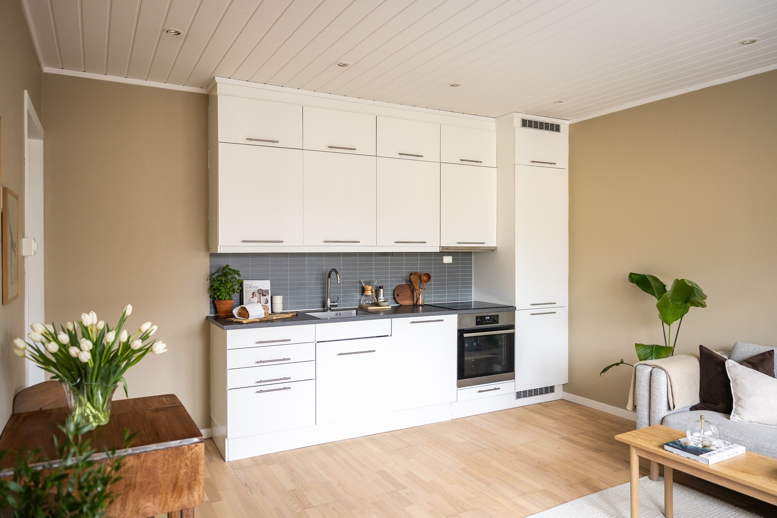 Kjøkkenet har gode oppbevaringsmuligheter og en åpen løsning mot stuen som legger til rette for sosial matlaging. Galleribilde