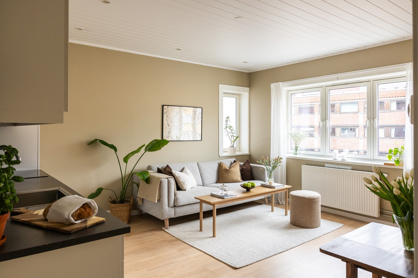 Lun og hyggelig stue med åpen løsning mot kjøkkenet, som skaper en sosial og luftig romfølelse. Galleribilde