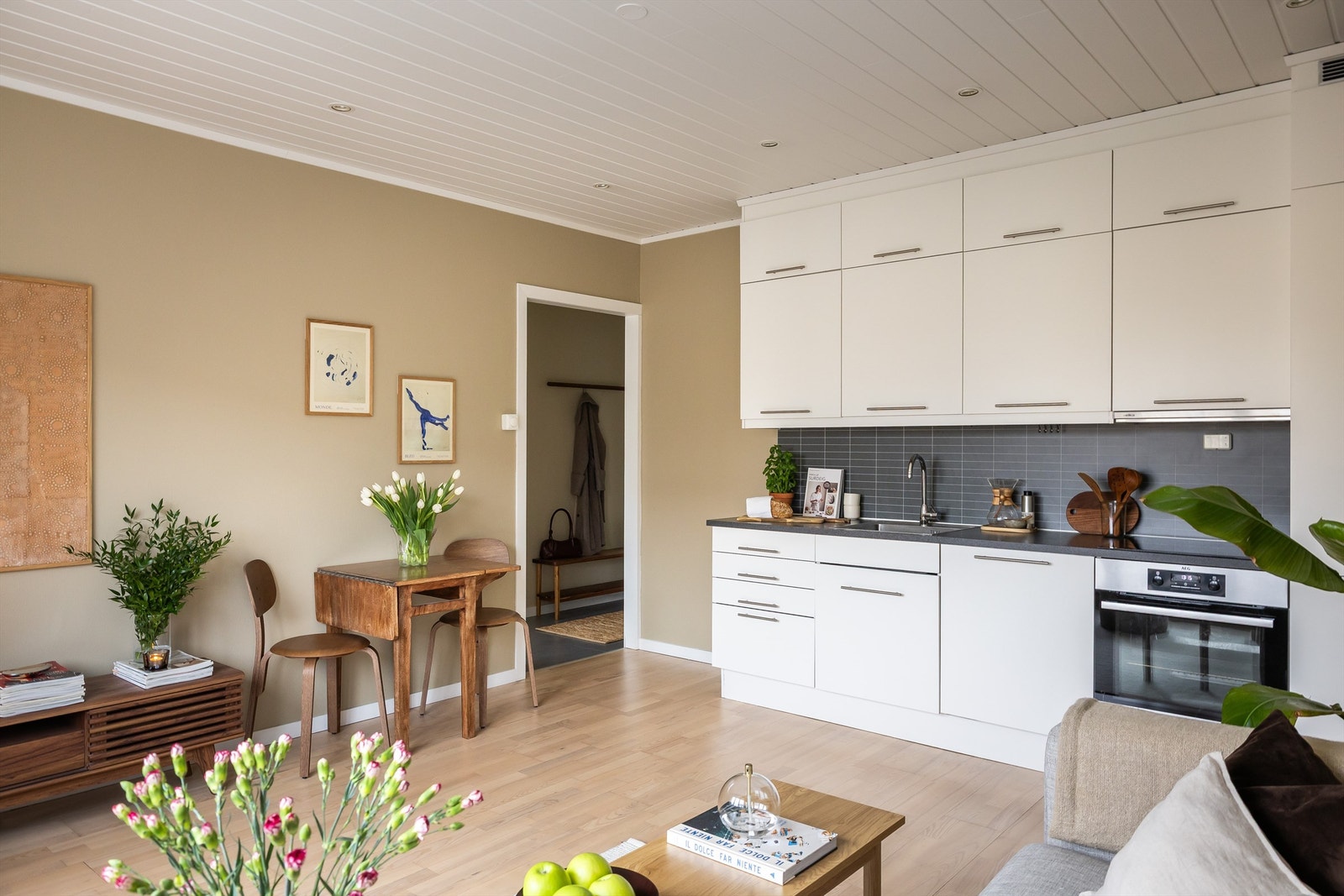 Denne fine og koselige leiligheten ligger pent plassert på Sofienberg i nærheten av Carl Berners Plass. Galleribilde