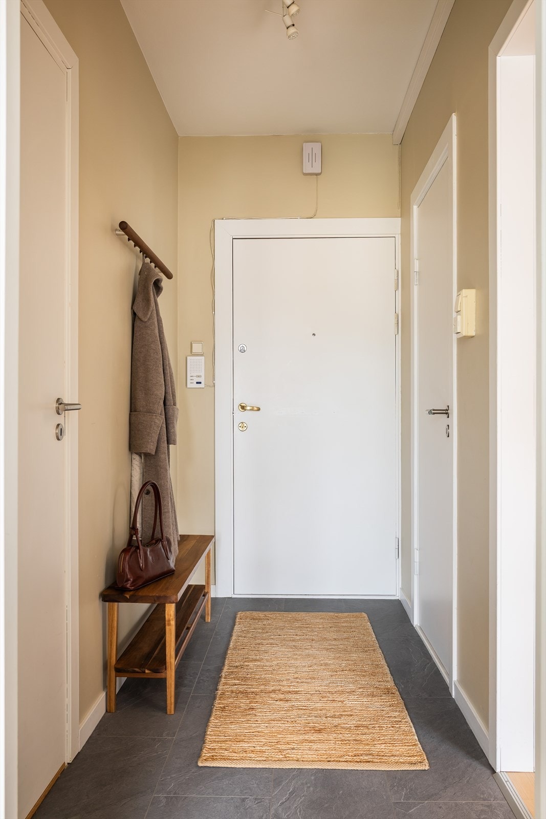 Velkommen inn til en lys og innbydende entré, med plass til å sette fra seg sko og henge fra seg jakker. Galleribilde