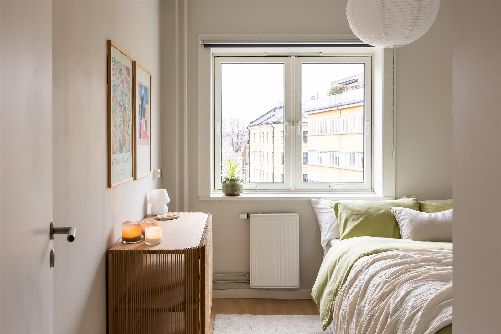 Store vindusflater slipper inn rikelig med naturlig lys. Galleribilde