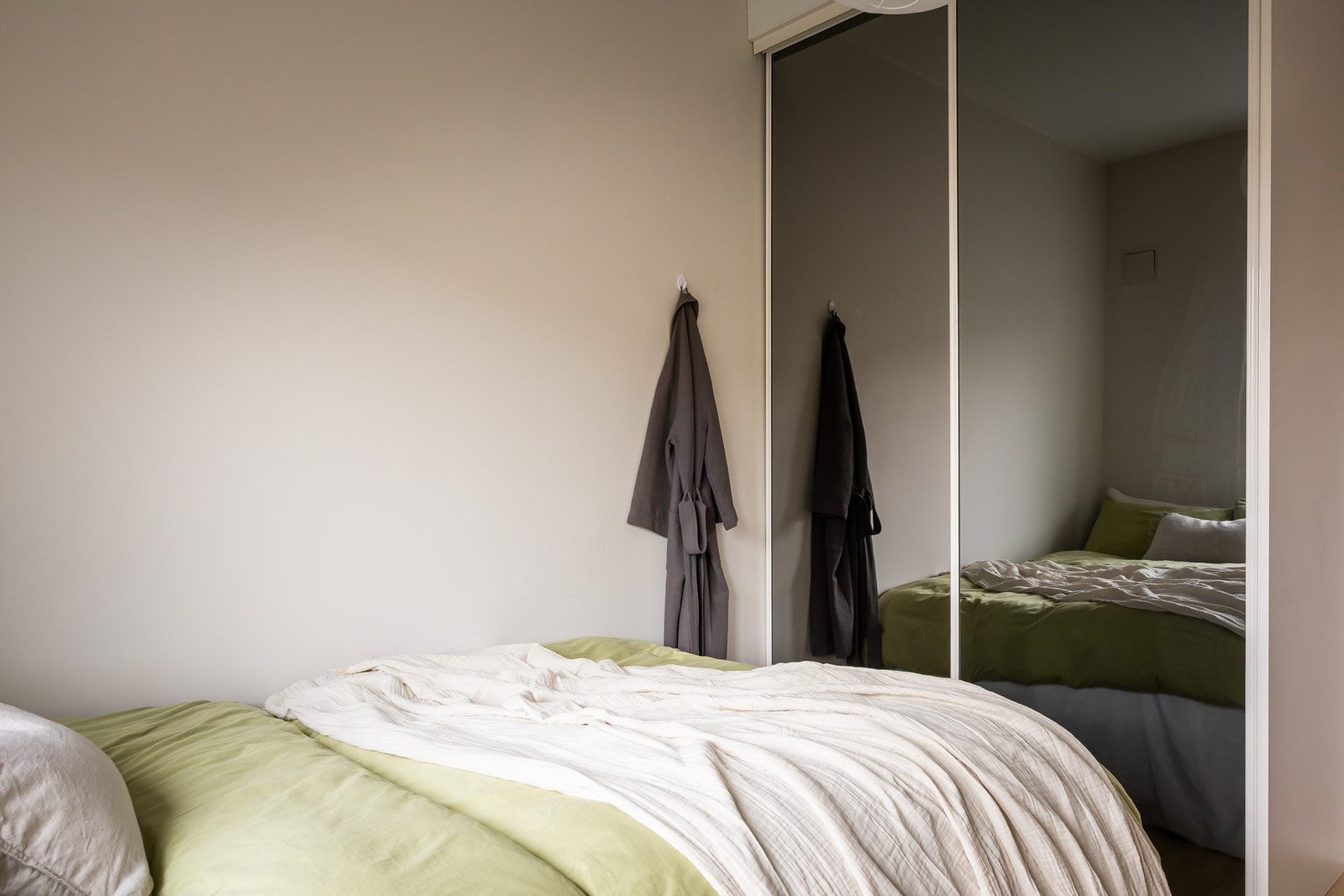 Skyvedørsgarderoben medfølger. Galleribilde