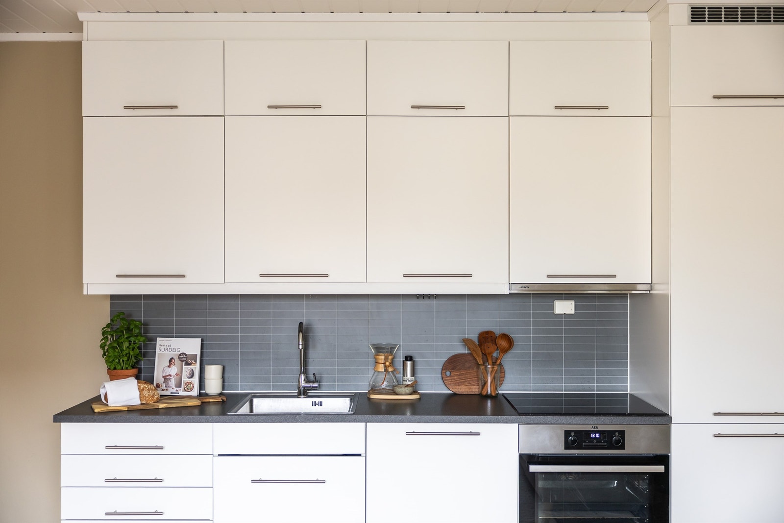 Innredningen fra HTH ble montert i 2012 og består av hvite fronter og laminat benkeplate. Galleribilde