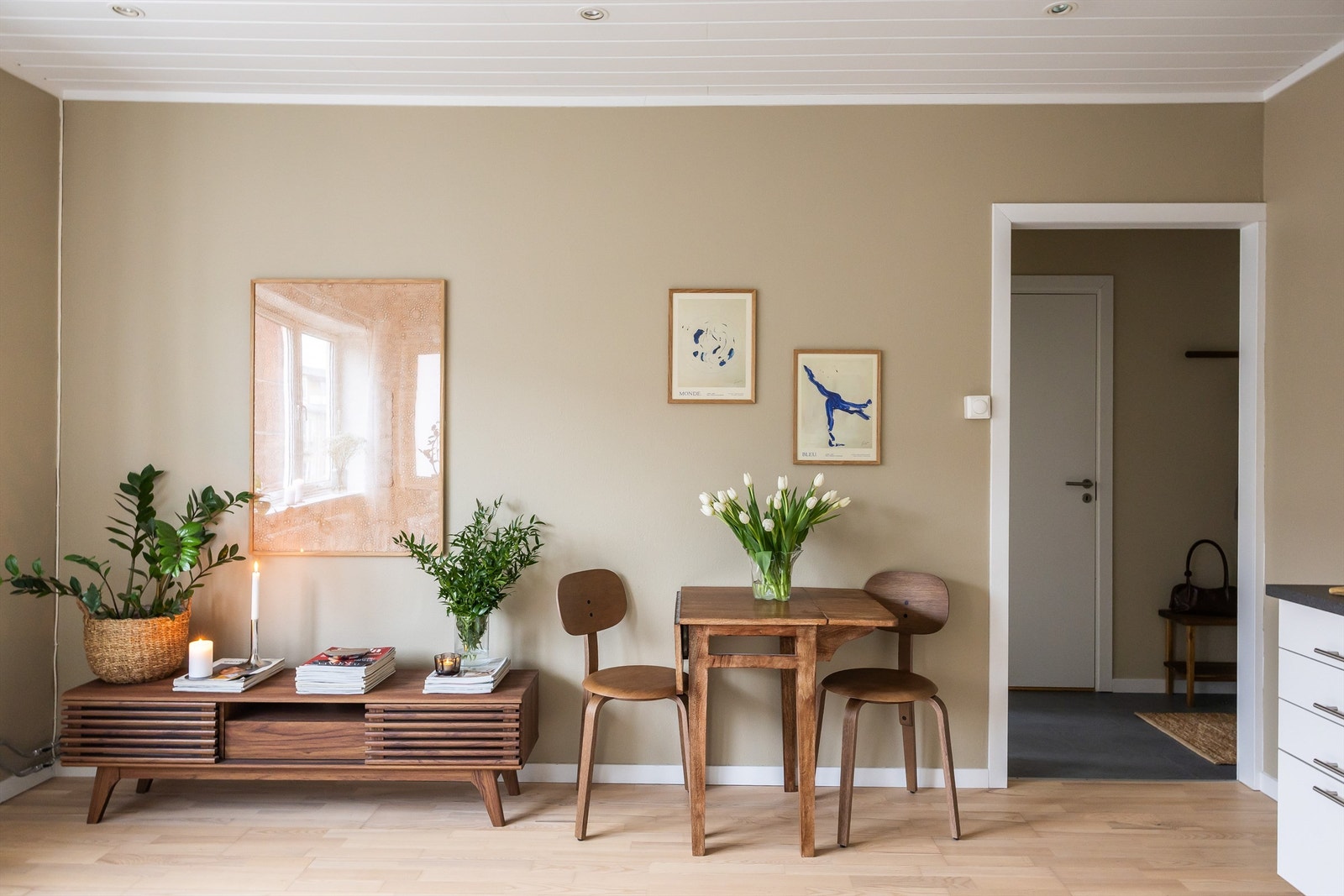 Stuen har god plass til både spisebord og sofagruppe. Galleribilde