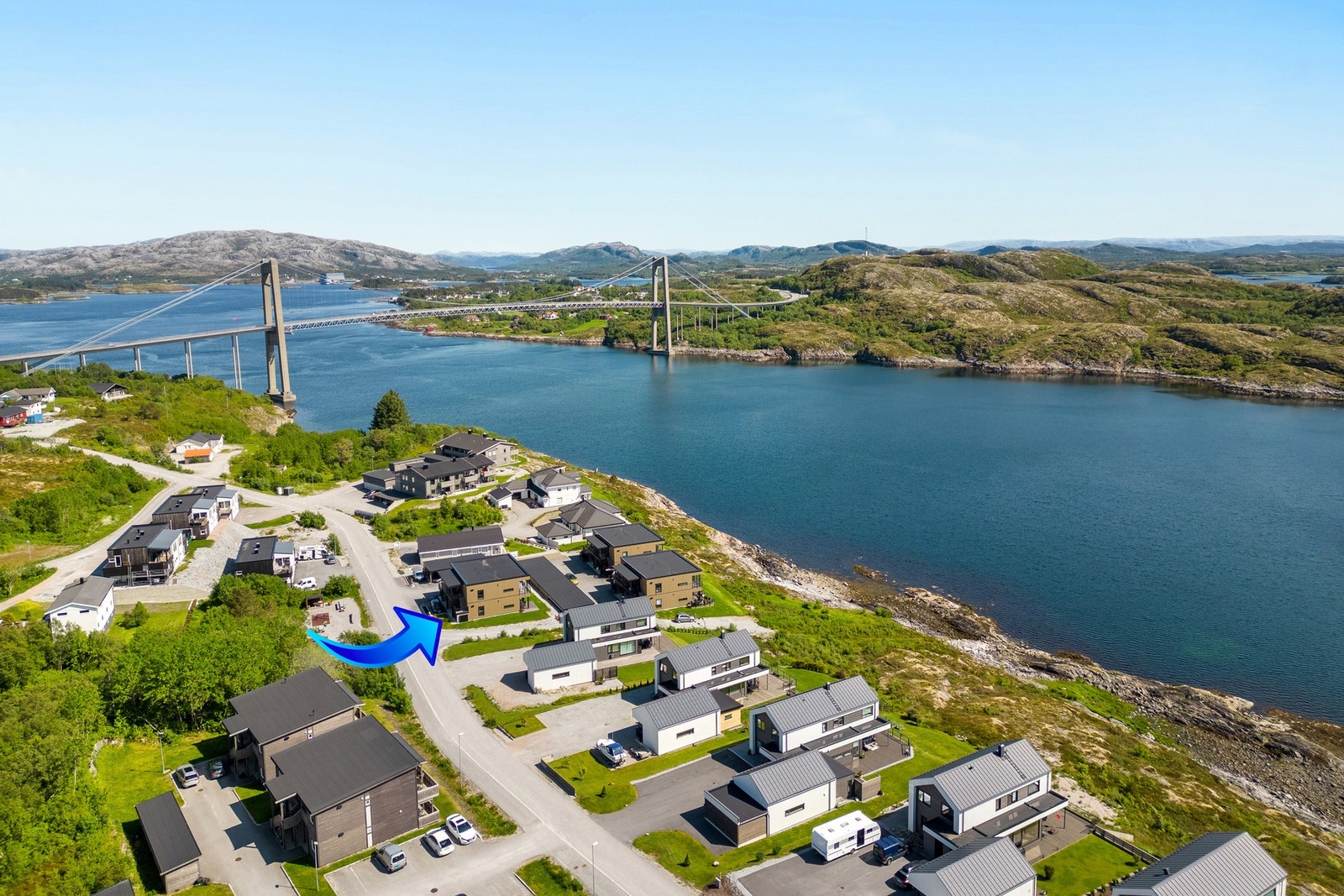 Fin beliggenhet omtrent 2 km sørvest for Rørvik sentrum. Sentralt og samtidig tilbaketrukket Galleribilde