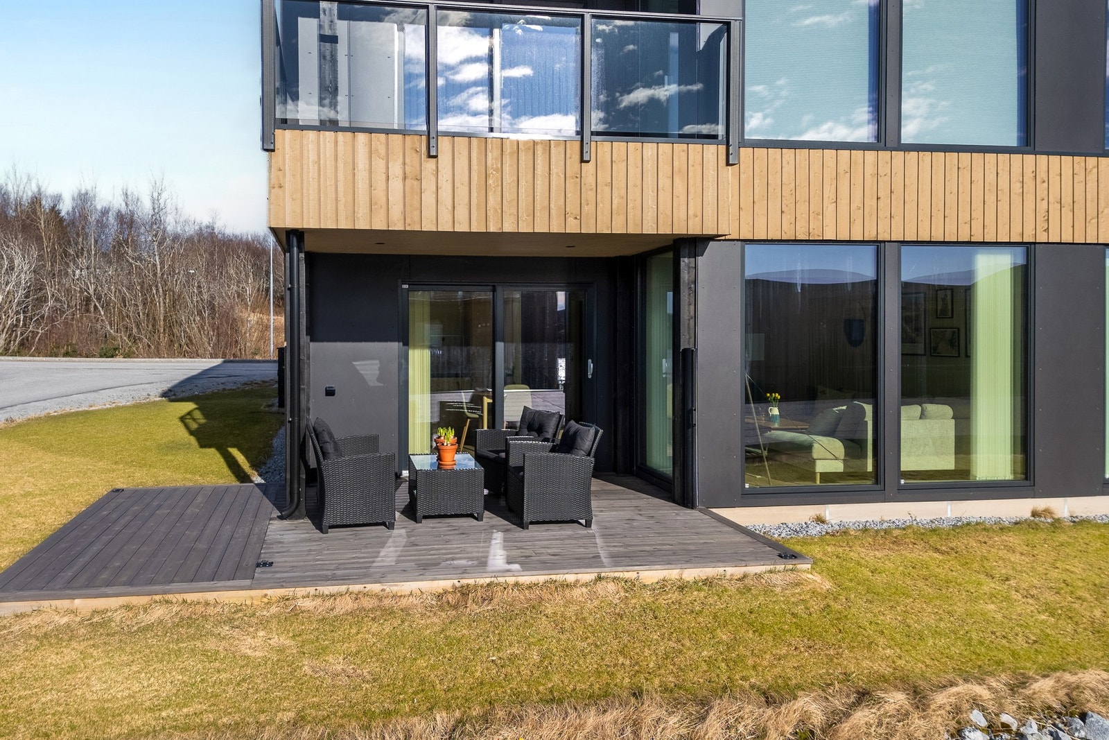 Koselige uteomgivelser med solrik terrasse og plenarealer Galleribilde