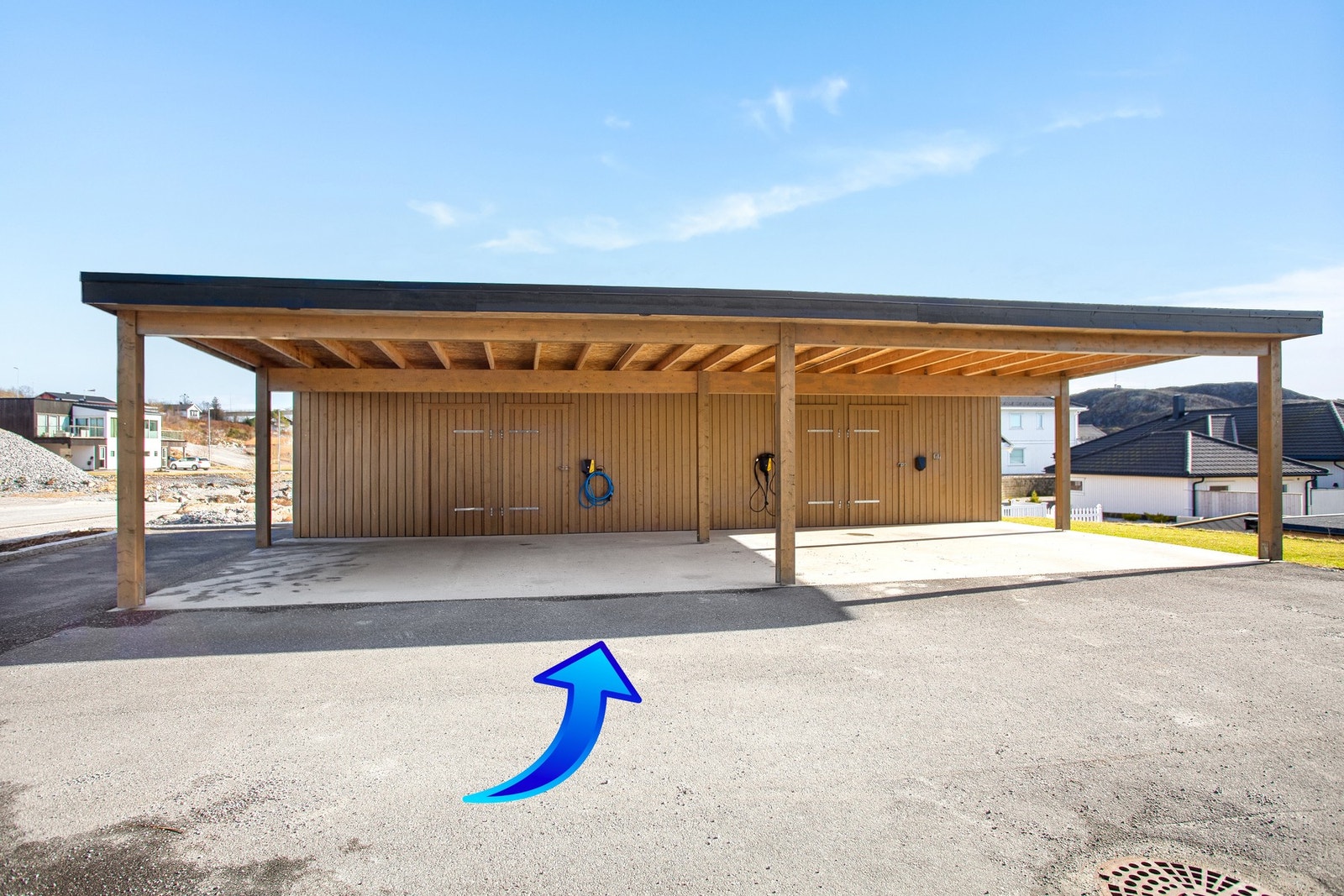 Parkering i carport med direkte adkomst til praktisk sportsbod Galleribilde