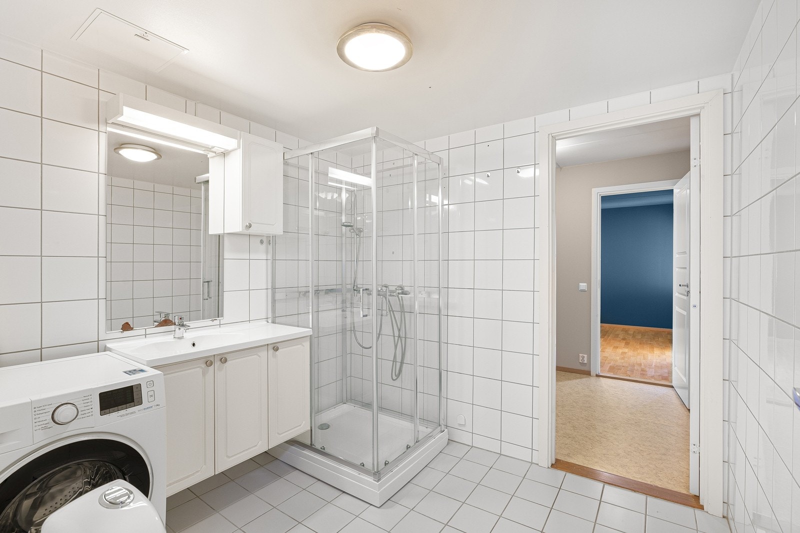 Badet er utstyrt med servantinnredning, speilskap og mekanisk avtrekk som sikrer god ventilasjon. Galleribilde