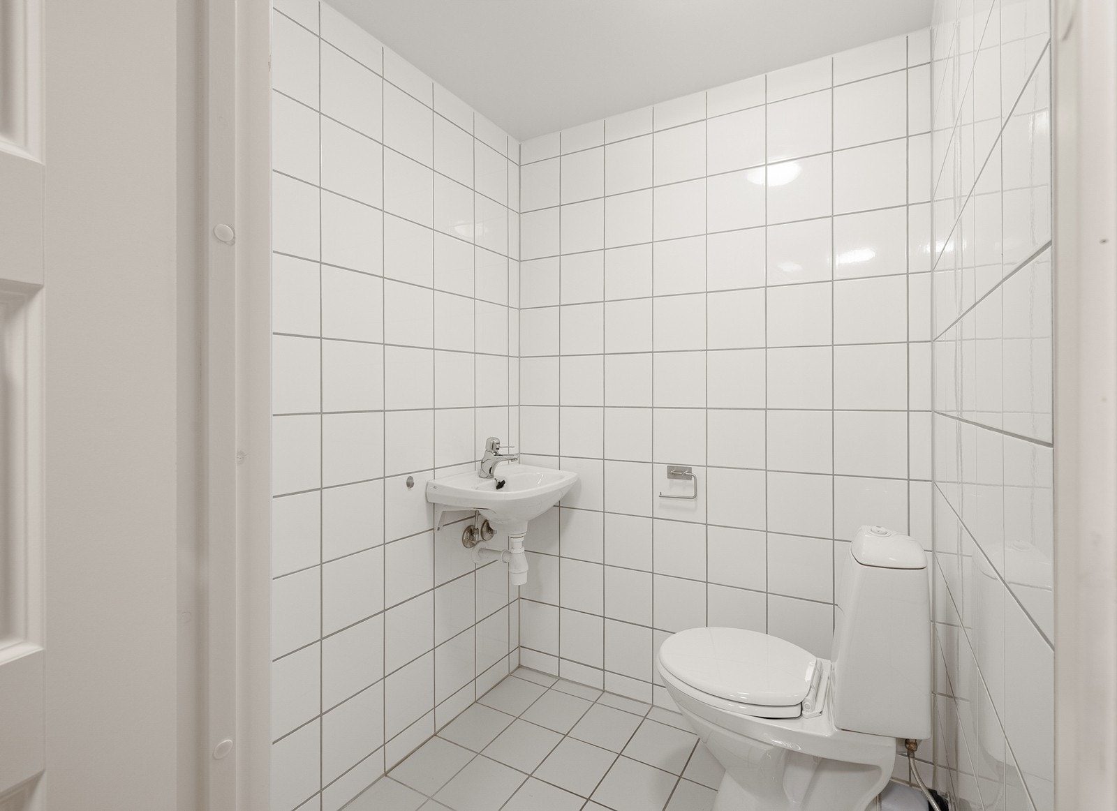 Toalettetrommet er flislagt og utstyrt med gulvvarme for ekstra komfort. Galleribilde