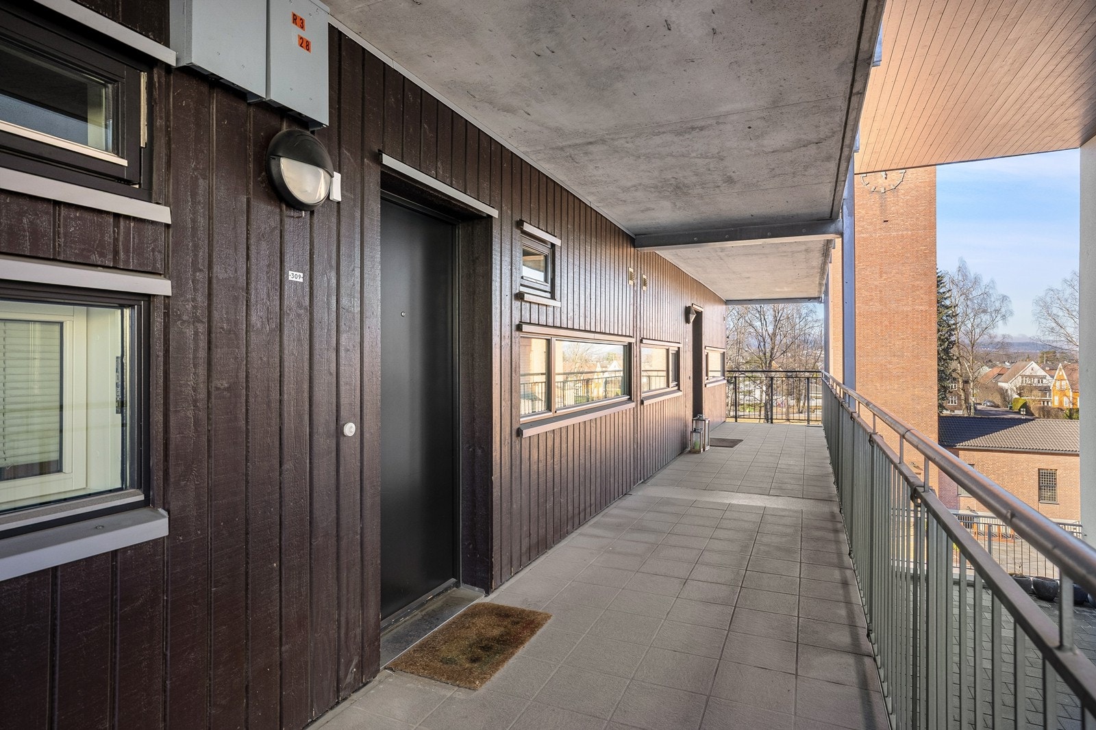 Leiligheten har enkel adkomst via svalgang og heis fra garasjeanlegget og inngangsplan Galleribilde