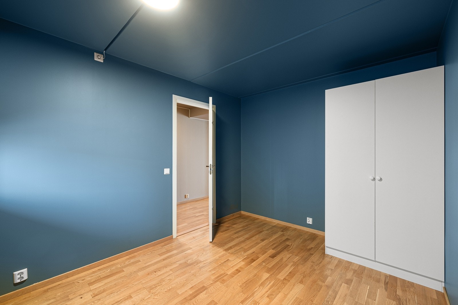 Alle soverommene har vegger og tak som ble malt i 2025. Galleribilde