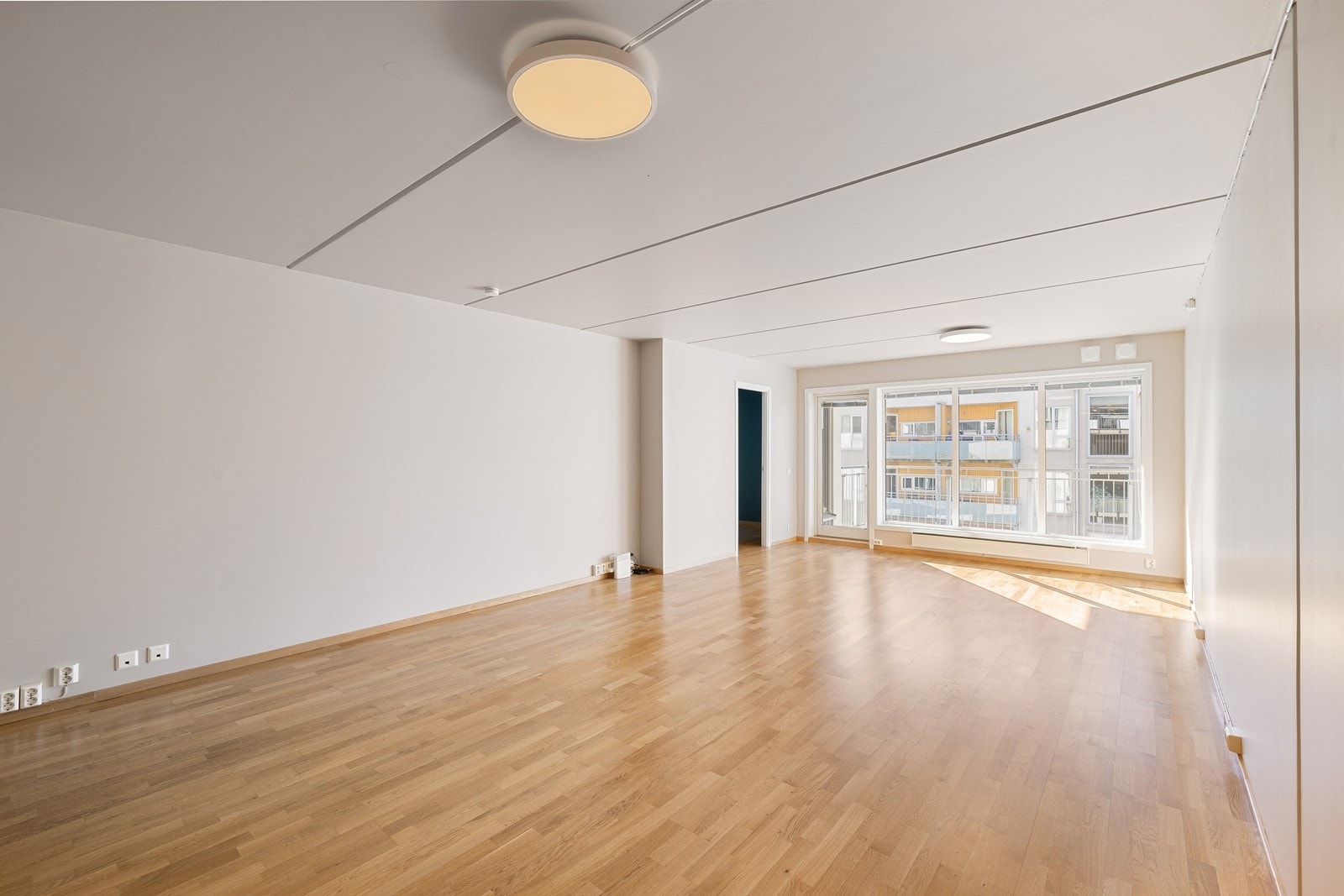 De store vindusflatene slipper inn rikelig med dagslys. Galleribilde