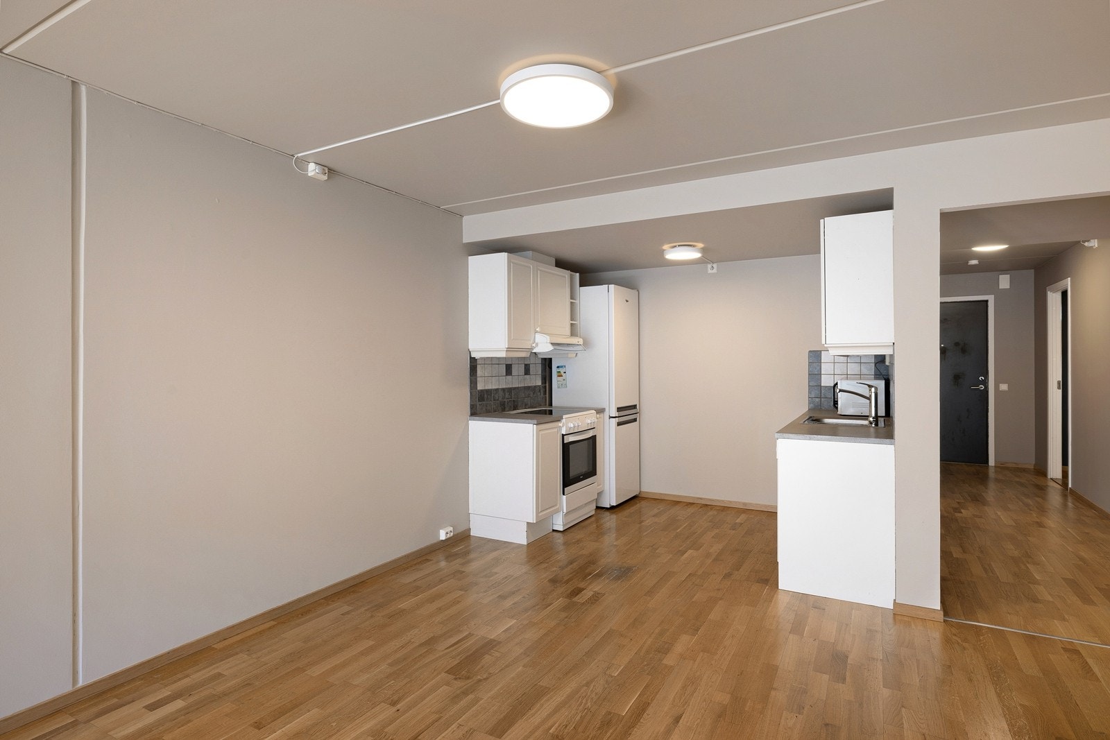 Alle hvitevarer på kjøkkenet - kombiskap, komfyr og oppvaskmaskin - medfølger handelen. Galleribilde