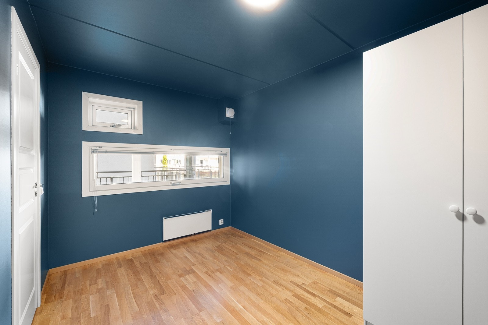 Et av leilighetens tre soverom, med god plass til seng og garderobeløsning. Galleribilde