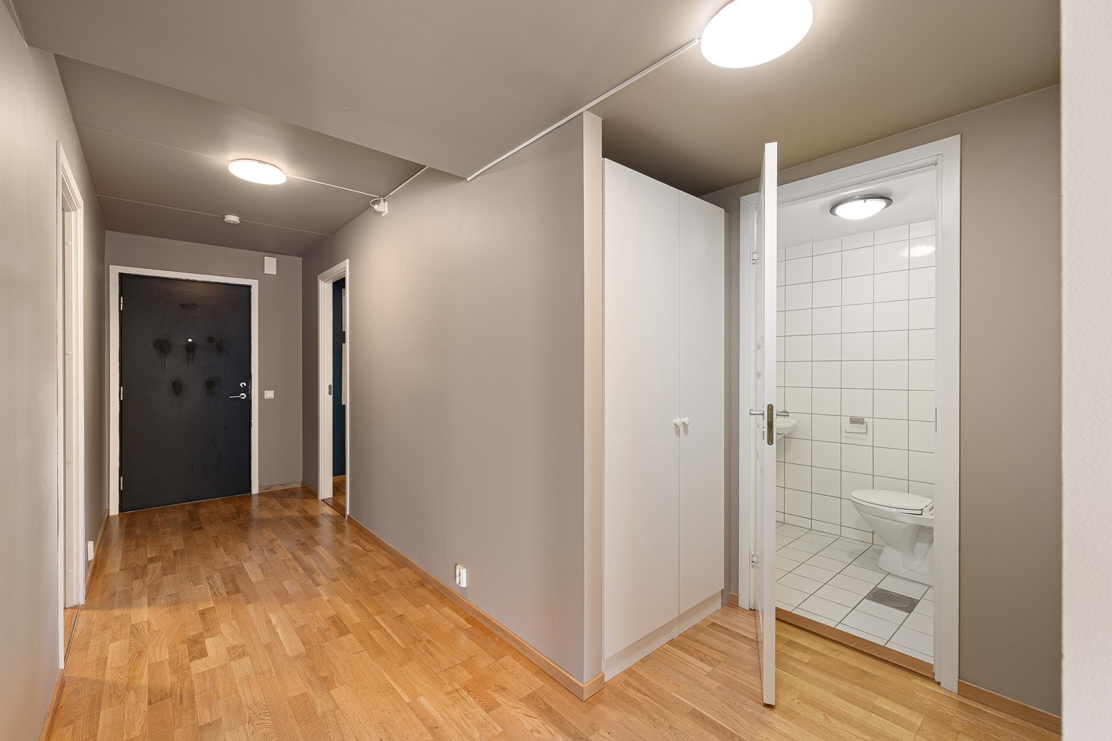 Romslig entré med nymalte flater fra 2025. Herfra er det praktisk tilgang til et separat gjestetoalett. Galleribilde