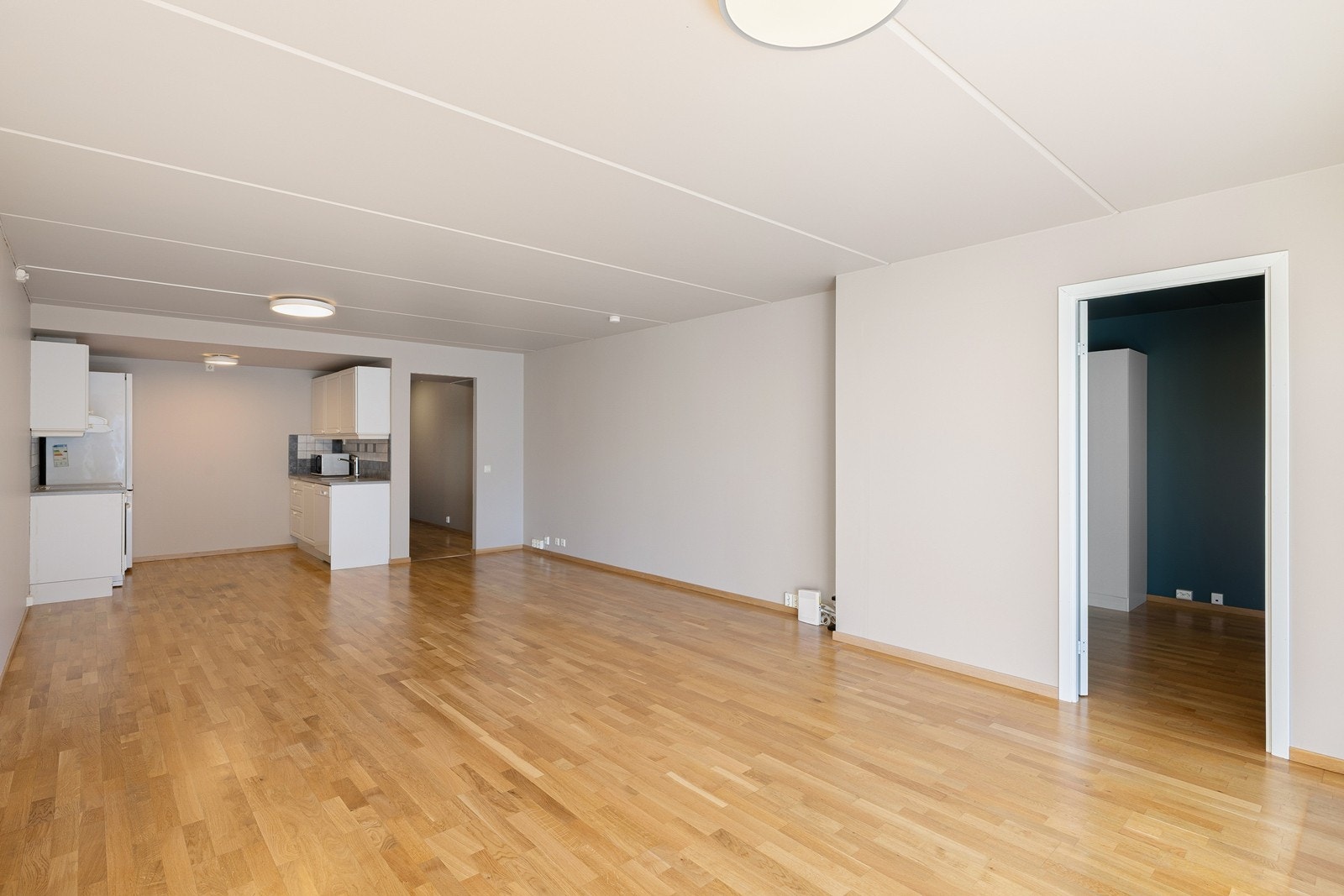 Den åpne løsningen mellom stue og kjøkken gir stor fleksibilitet for møblering av både sittegruppe og spisebord. Galleribilde