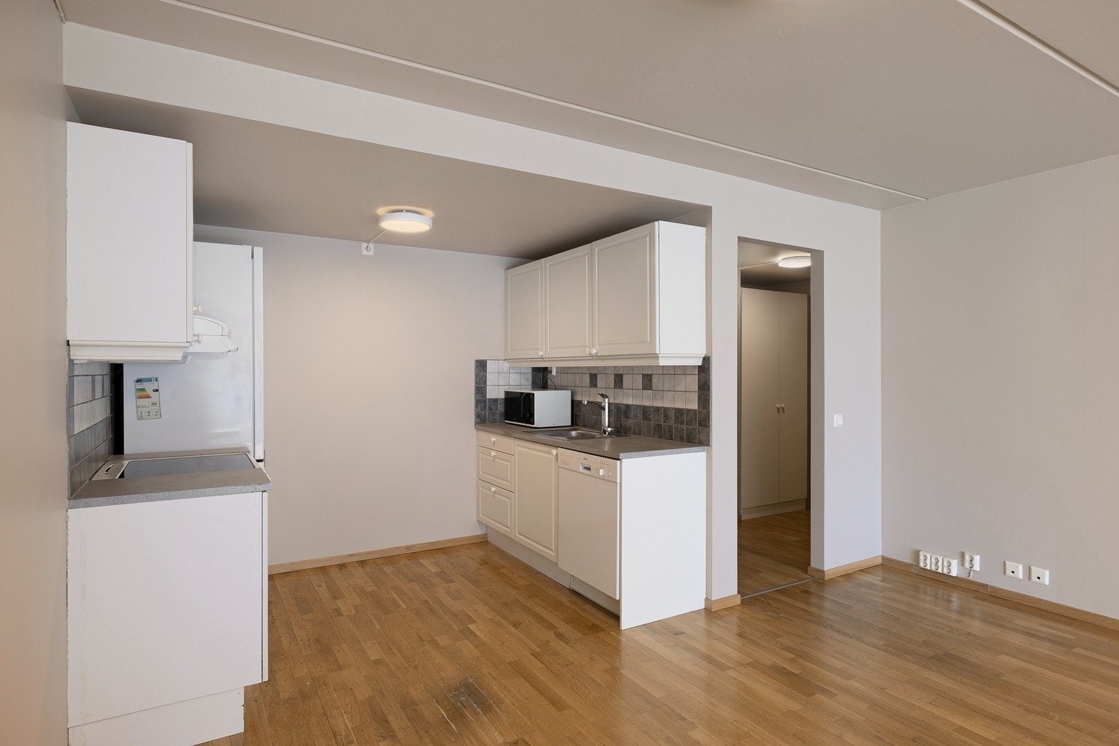 Kjøkkenet har laminatbenkeplate, fliser mellom over- og underskap og ventilator tilknyttet sentralt avtrekksanlegg. Galleribilde