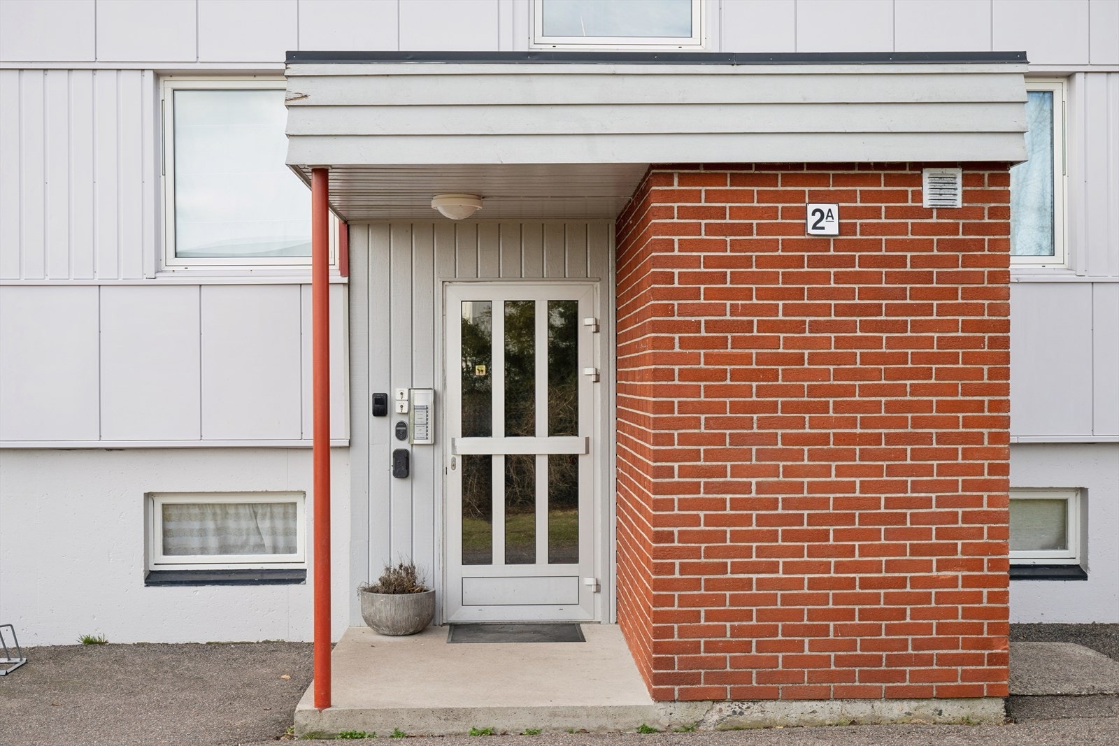 Velkommen inn! Felles inngangsparti med praktisk porttelefon Galleribilde