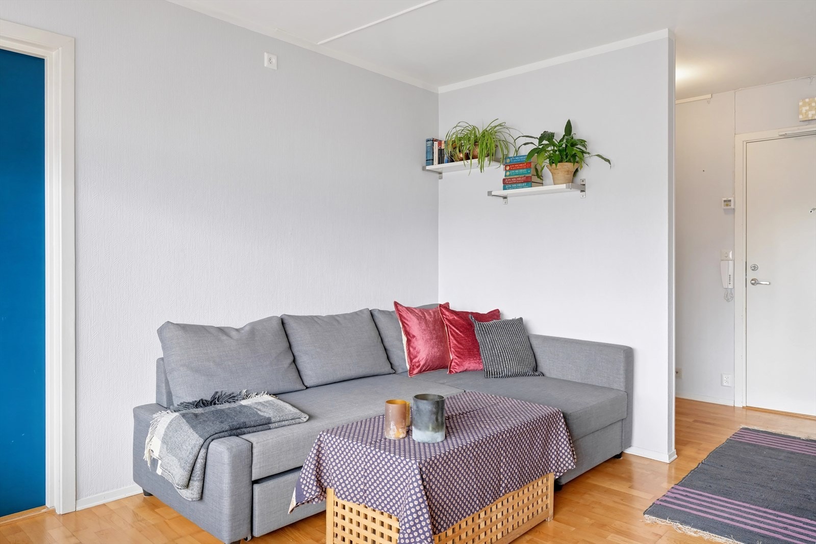Leilighetens stue har plass til både sofa og TV-møblement Galleribilde