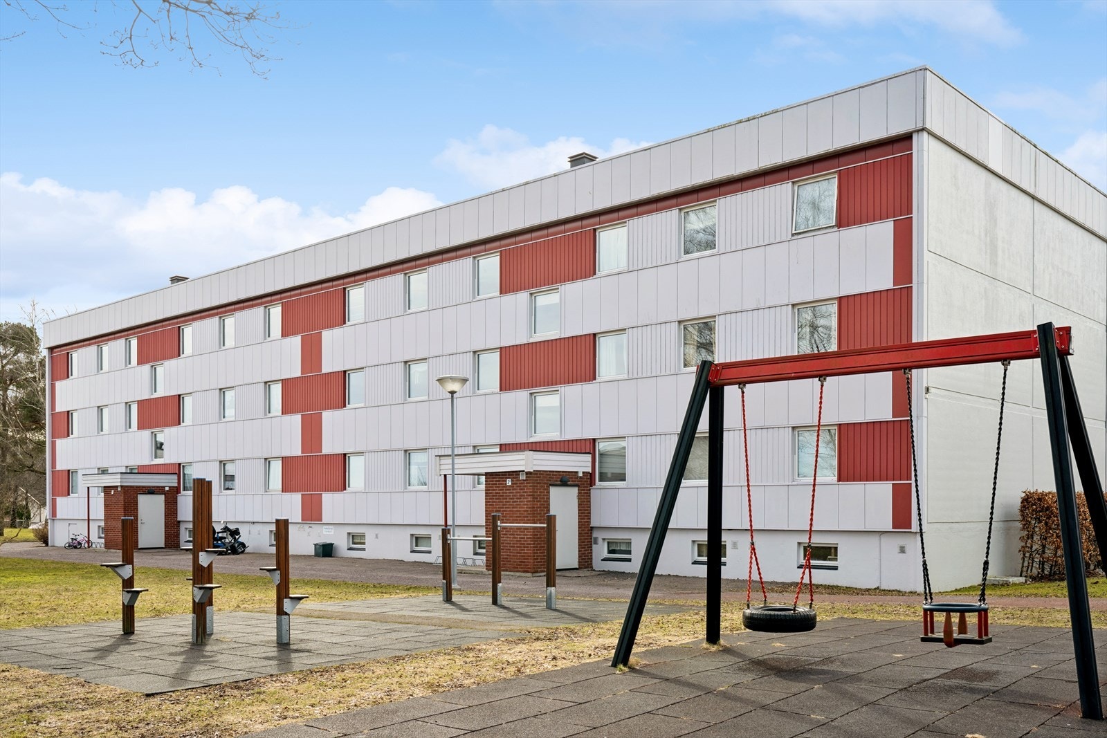 Leiligheten er plassert i et veldrevet borettsalg i hyggelige omgivelser Galleribilde