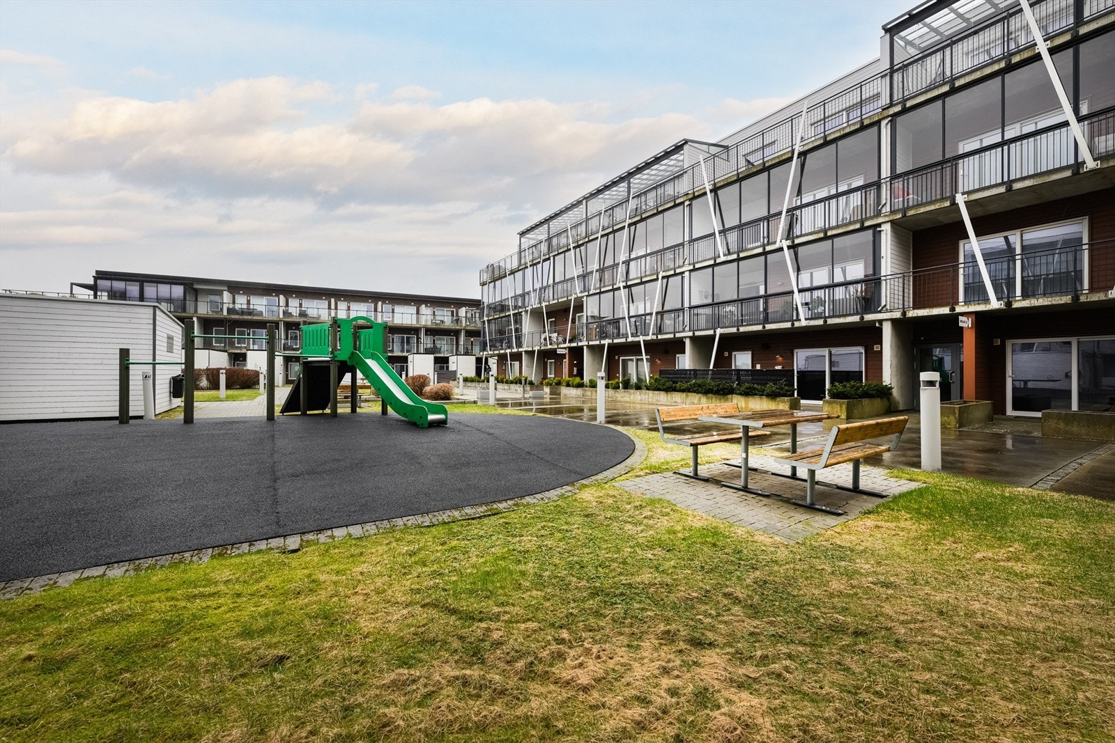 Fellesområdene er pent opparbeidet med lekeplass og sittegrupper. Galleribilde