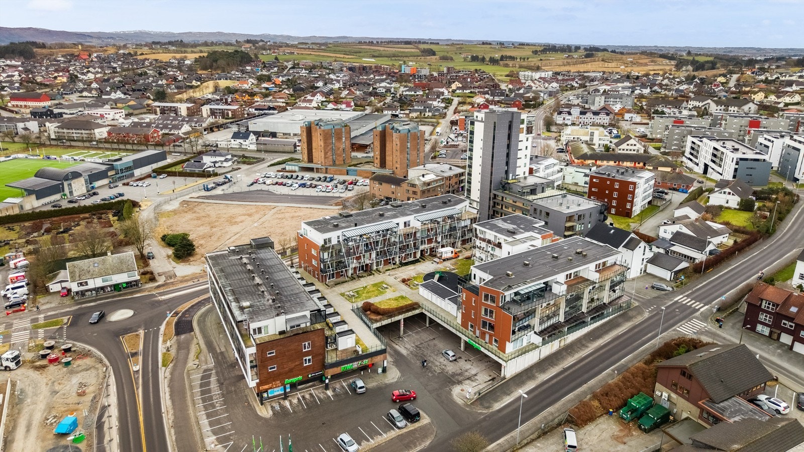 Med Kiwi, Europris og apotek i samme bygg, gjøres de daglige innkjøpene enkelt til fots. Galleribilde