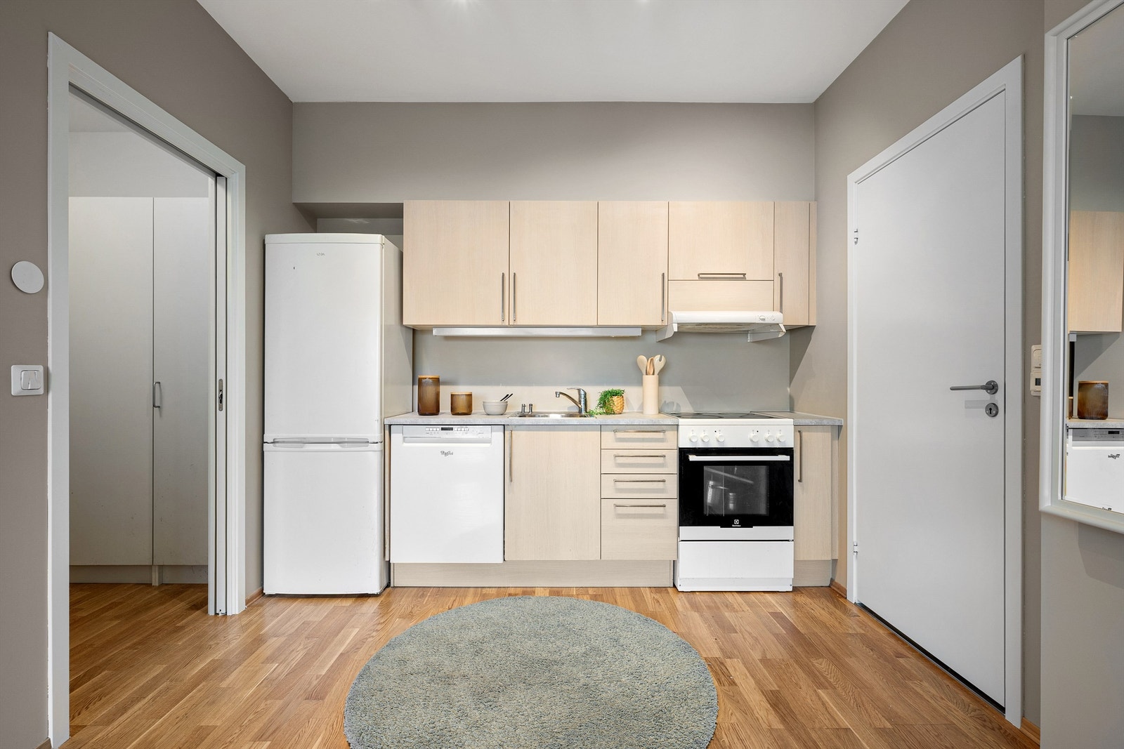 Kjøkkeninnredning fra HTH med glatte fronter, laminatbenkeplate og integrert oppvaskmaskin. Galleribilde