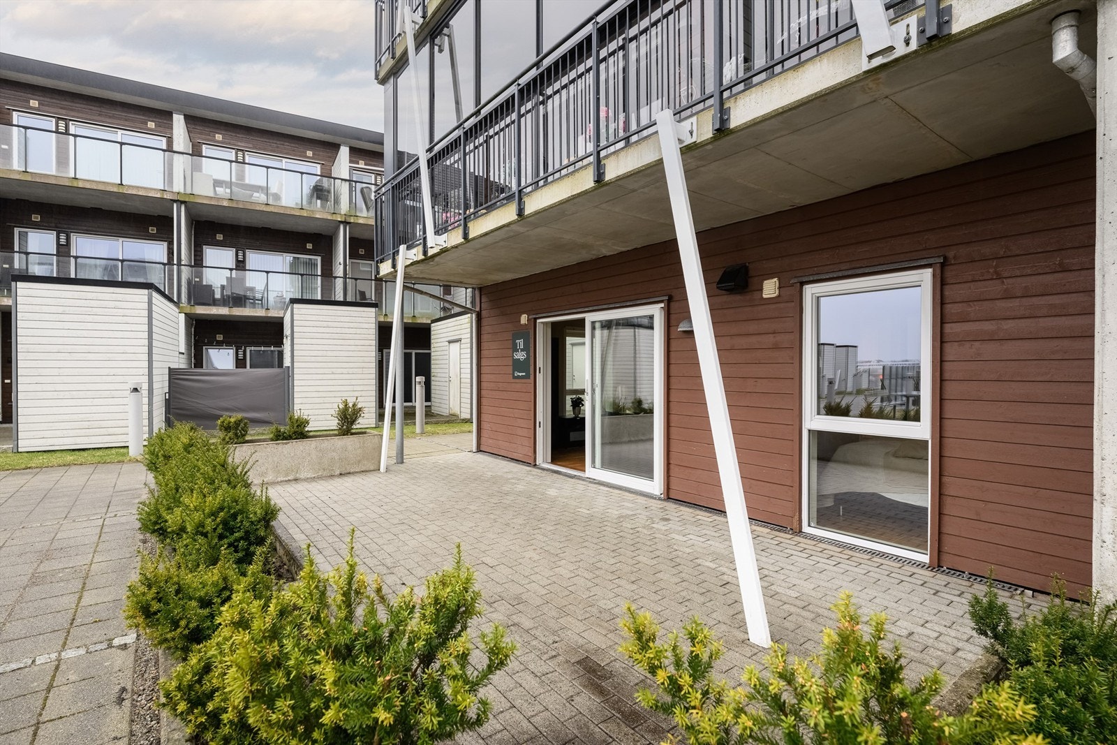 Den private markterrassen på 28 m² er belagt med belegningsstein og har god plass til utemøbler. Galleribilde