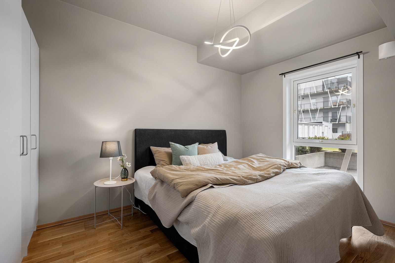 Soverommet har parkett på gulv og god plass til dobbeltseng og garderobeløsning. Galleribilde