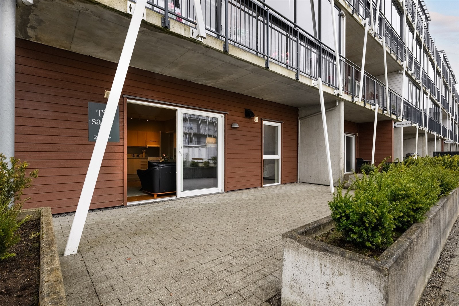 Uteplassen fungerer som en forlengelse av stuen og gir enkel tilgang til fellesarealene. Galleribilde