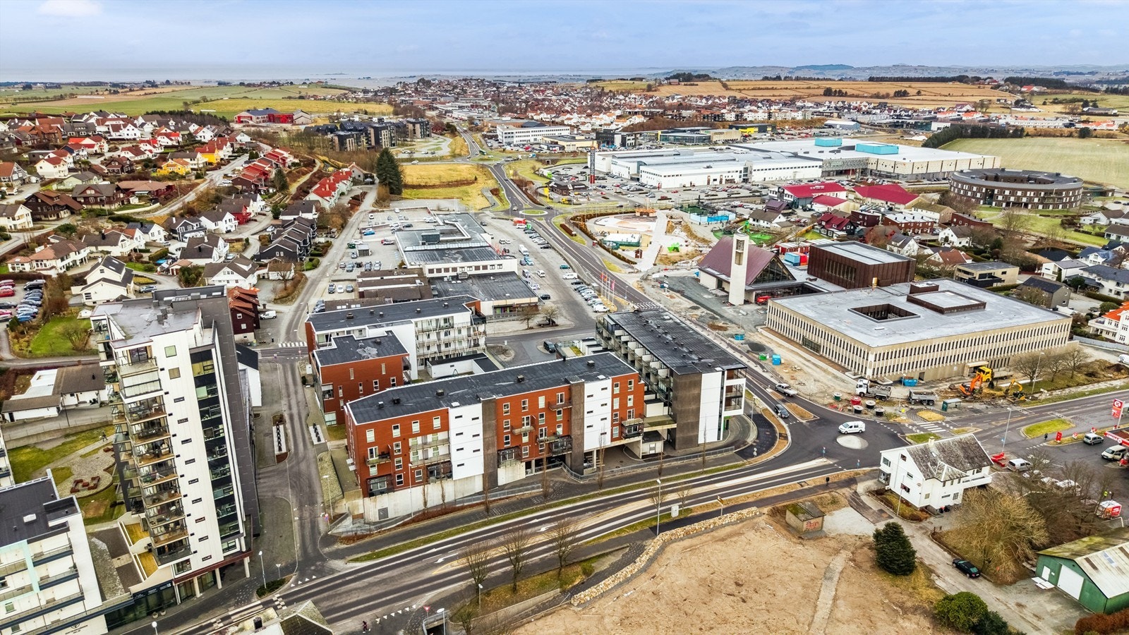 Gode bussforbindelser fra Solavegen, kun 200 meter unna, tar deg effektivt til Sandnes og Stavanger. Galleribilde