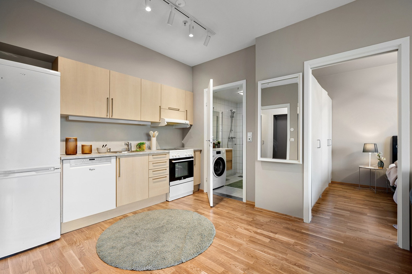 Fra kjøkkenet er det enkel tilgang til både bad, soverom og stue. Galleribilde