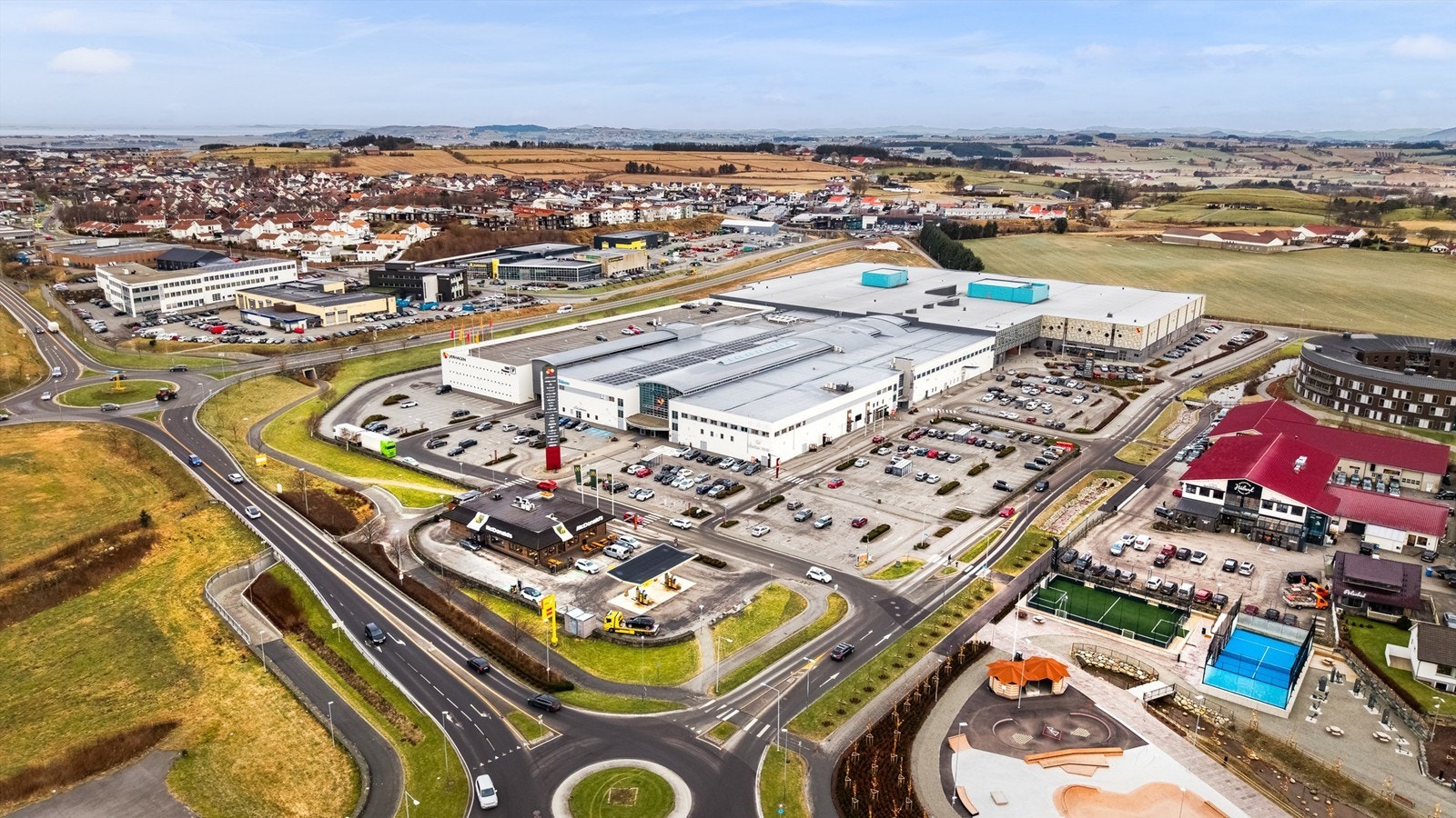 Jærhagen kjøpesenter, med et bredt utvalg av butikker og tjenester, er kun en kort kjøretur unna. Galleribilde