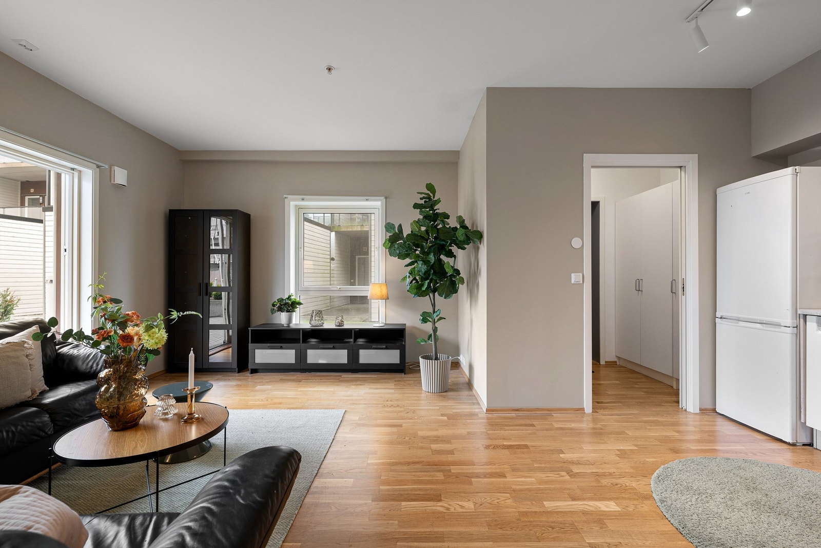 Stuen har god takhøyde og vindusflater som slipper inn rikelig med dagslys. Galleribilde