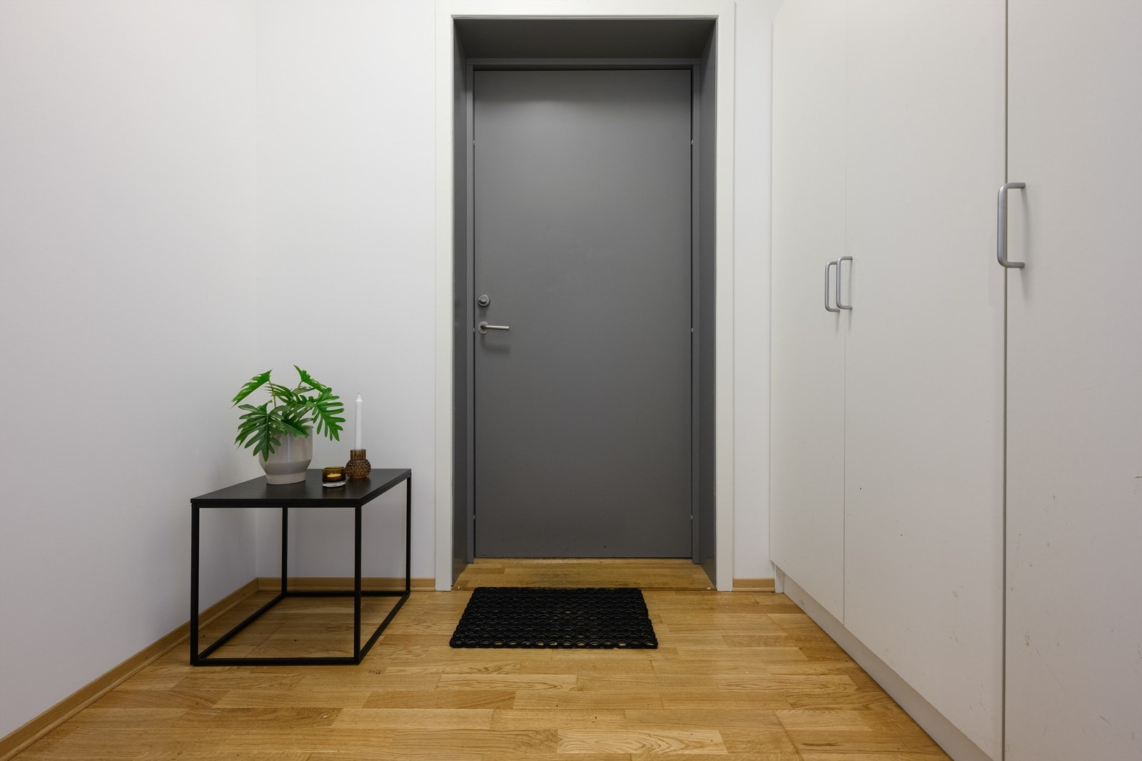 Entréen har parkett på gulvet og plass til garderobeløsninger. Galleribilde