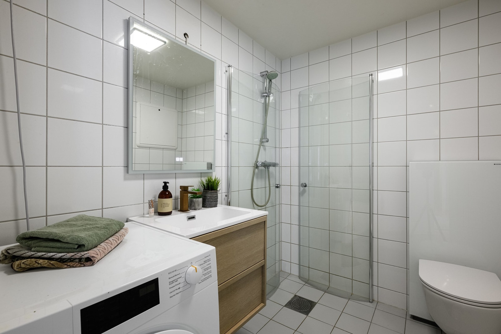 Helfliset bad med elektrisk gulvvarme for økt komfort. Galleribilde