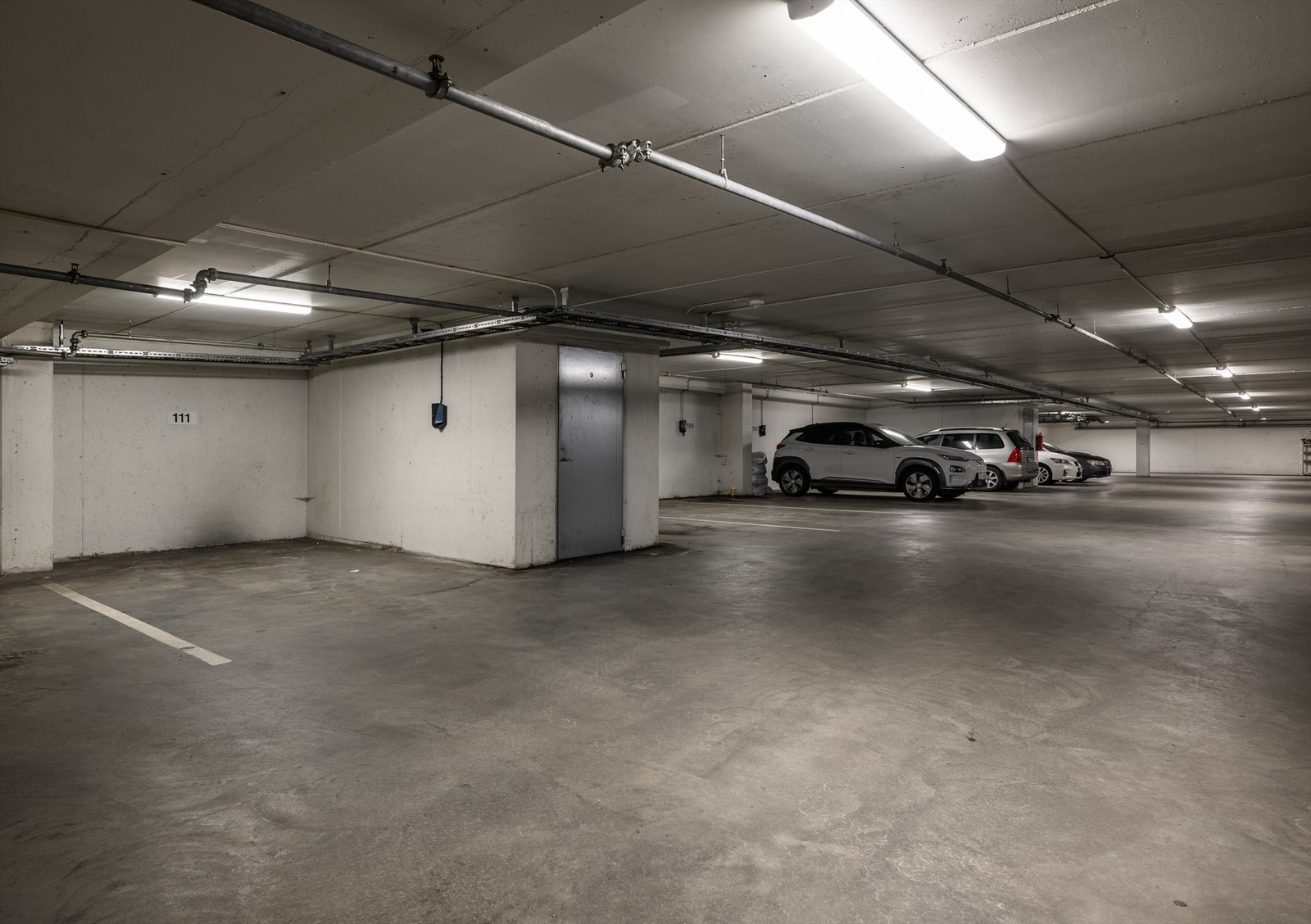 Leiligheten disponerer en fast parkeringsplass i felles garasjeanlegg, med elbillader tilrettelagt. Galleribilde