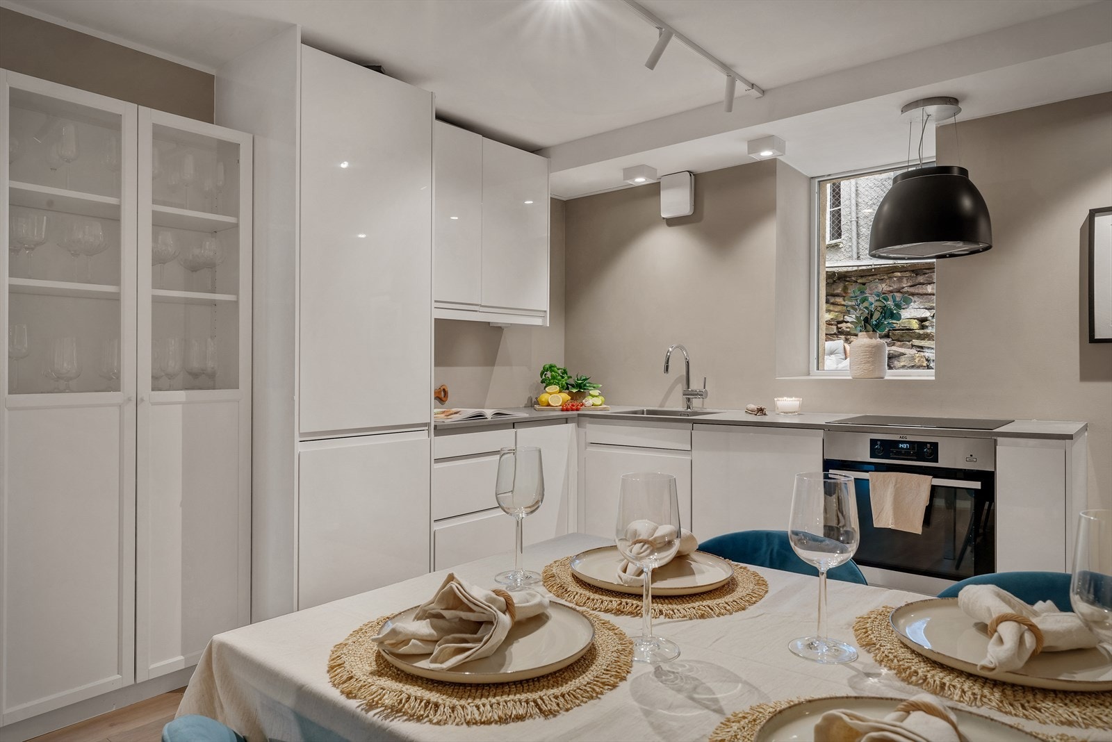 - Ny eier får gleden av integrert stekeovn, oppvaskmaskin, induksjonsplatetopp og kombinert kjøl-/fryseskap - Galleribilde