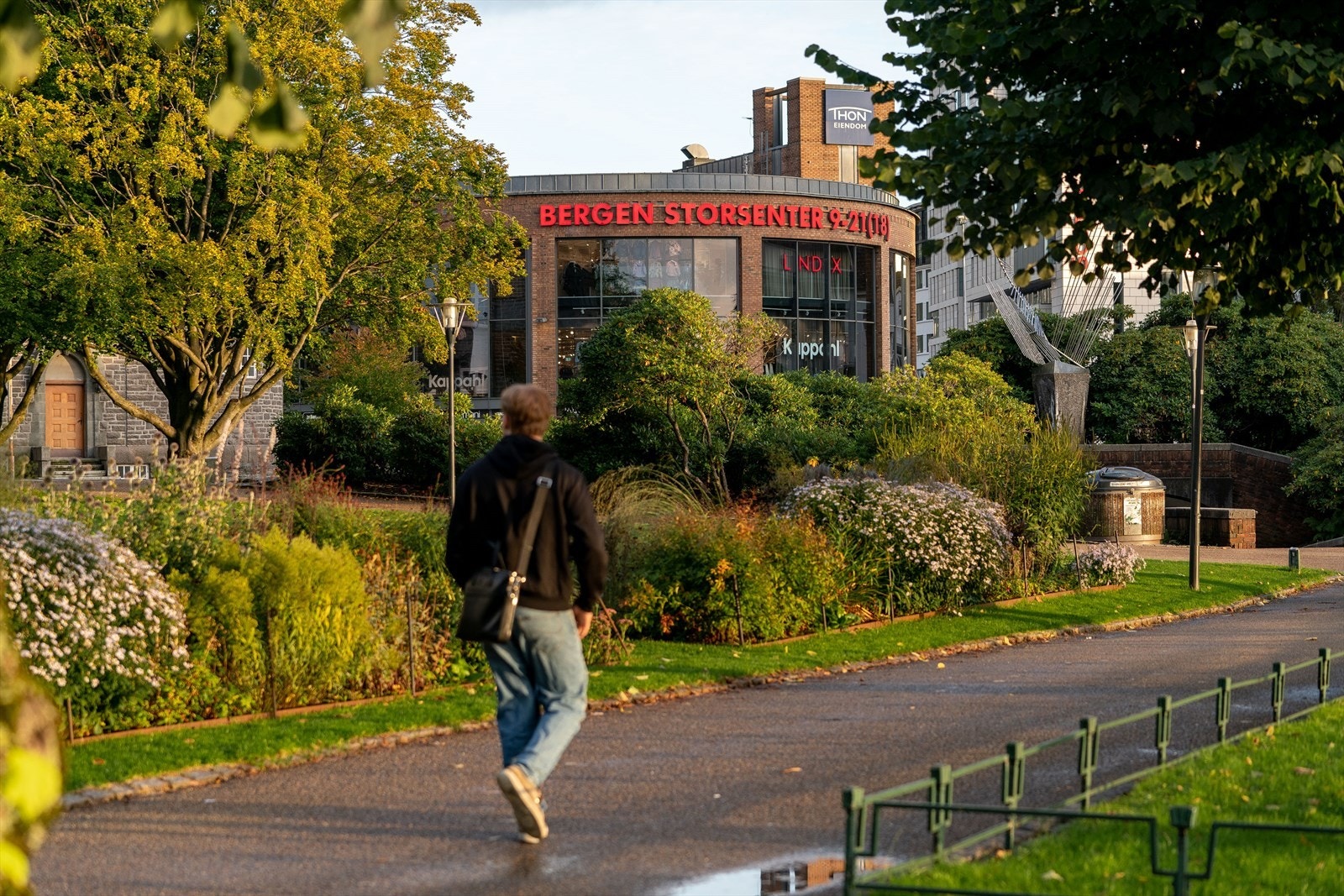 - Ellers er det kort vei til Torgallmenningen, Bergen Storsenter og "alt" man trenger i hverdagen - Galleribilde