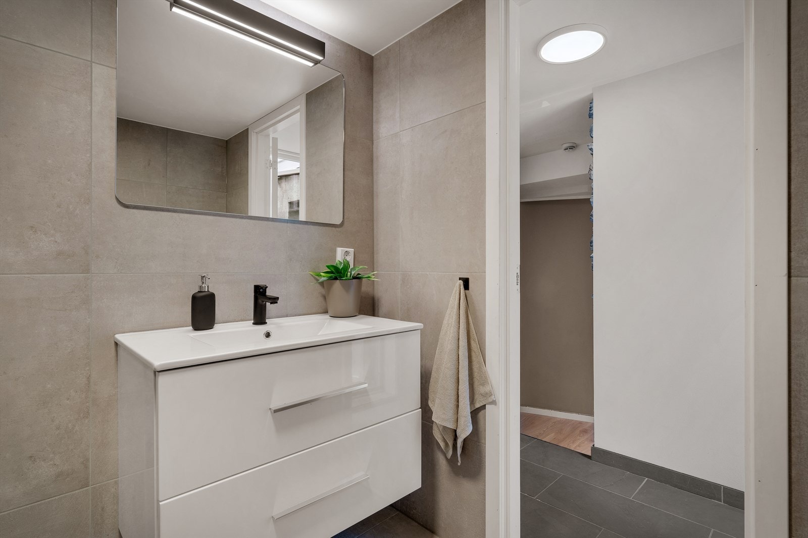 - Badet har behagelig varme i gulvet, og måler 3,4 m² - Galleribilde