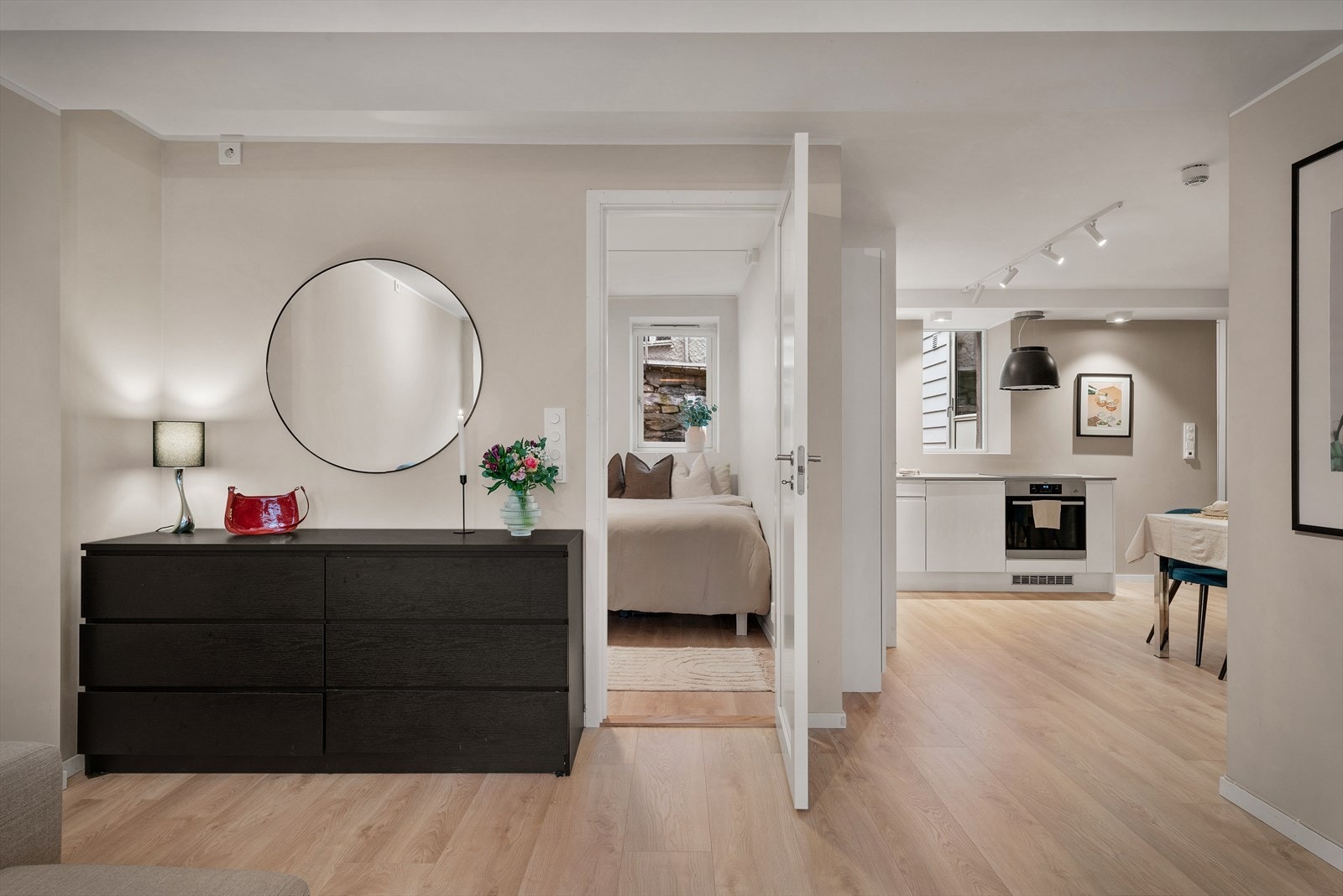 - Leiligheten har gjennomgående likt 1-stavs laminatgulv som sørger for et nydelig helhetsinntrykk - Galleribilde