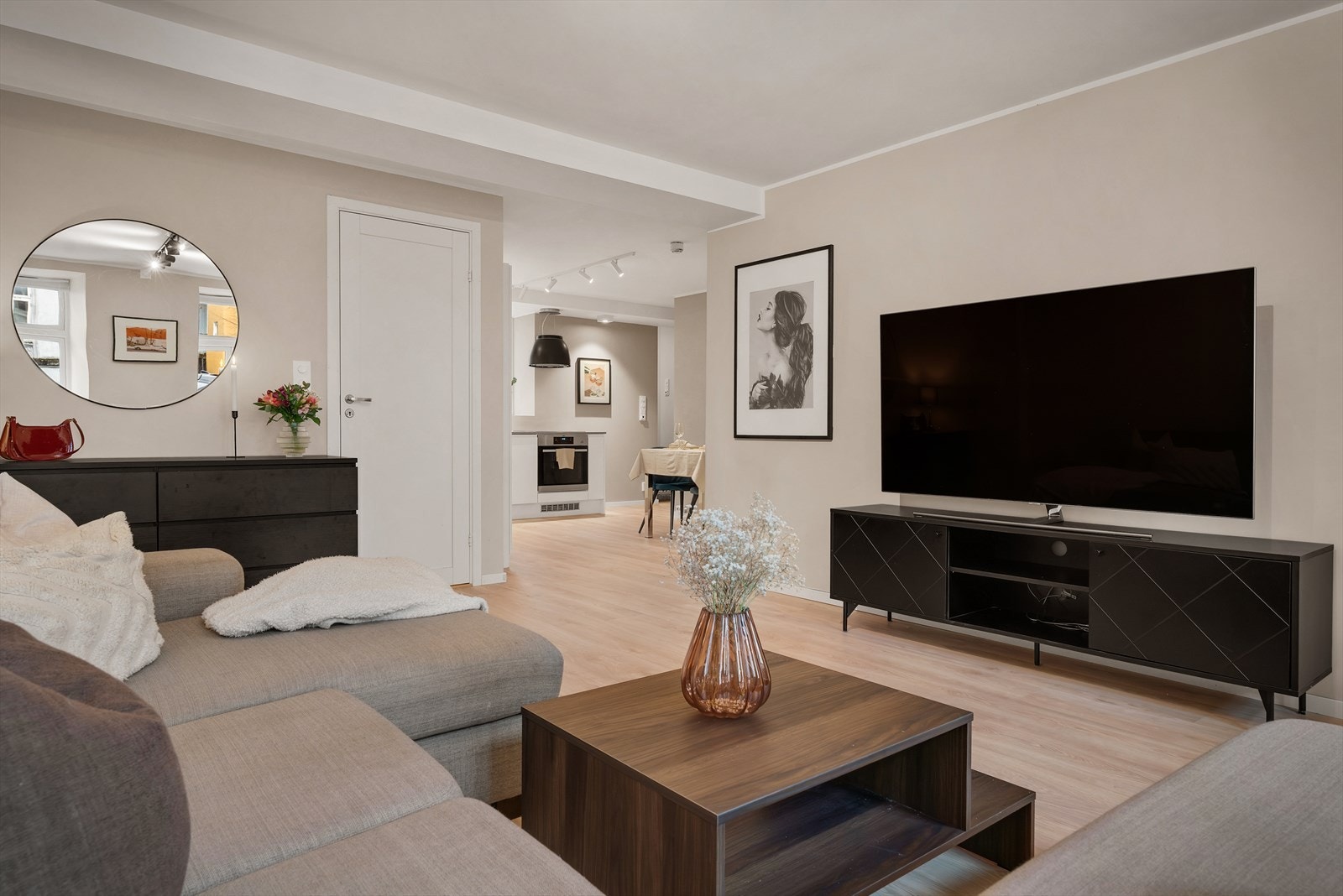 - Stuen strekker seg utover et areal på 19,1 m² - Galleribilde