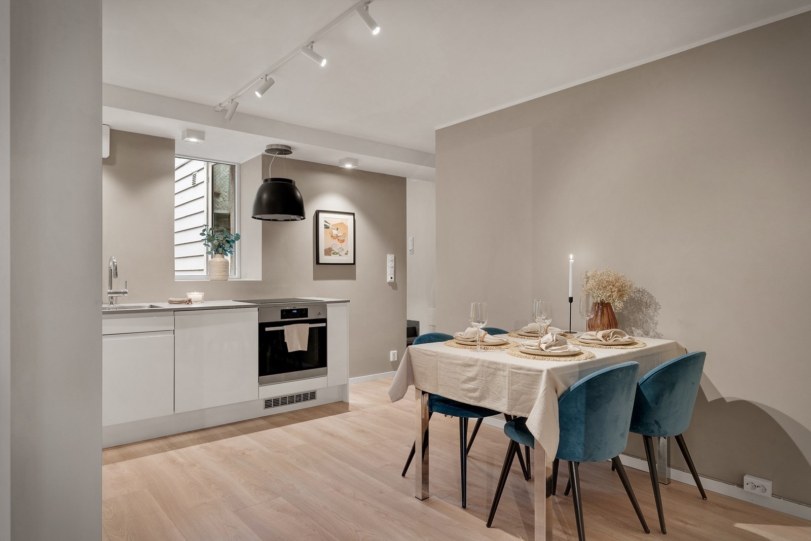 - Kjøkkenet måler 11,9 m² og har god plass til en koselig spisegruppe - Galleribilde