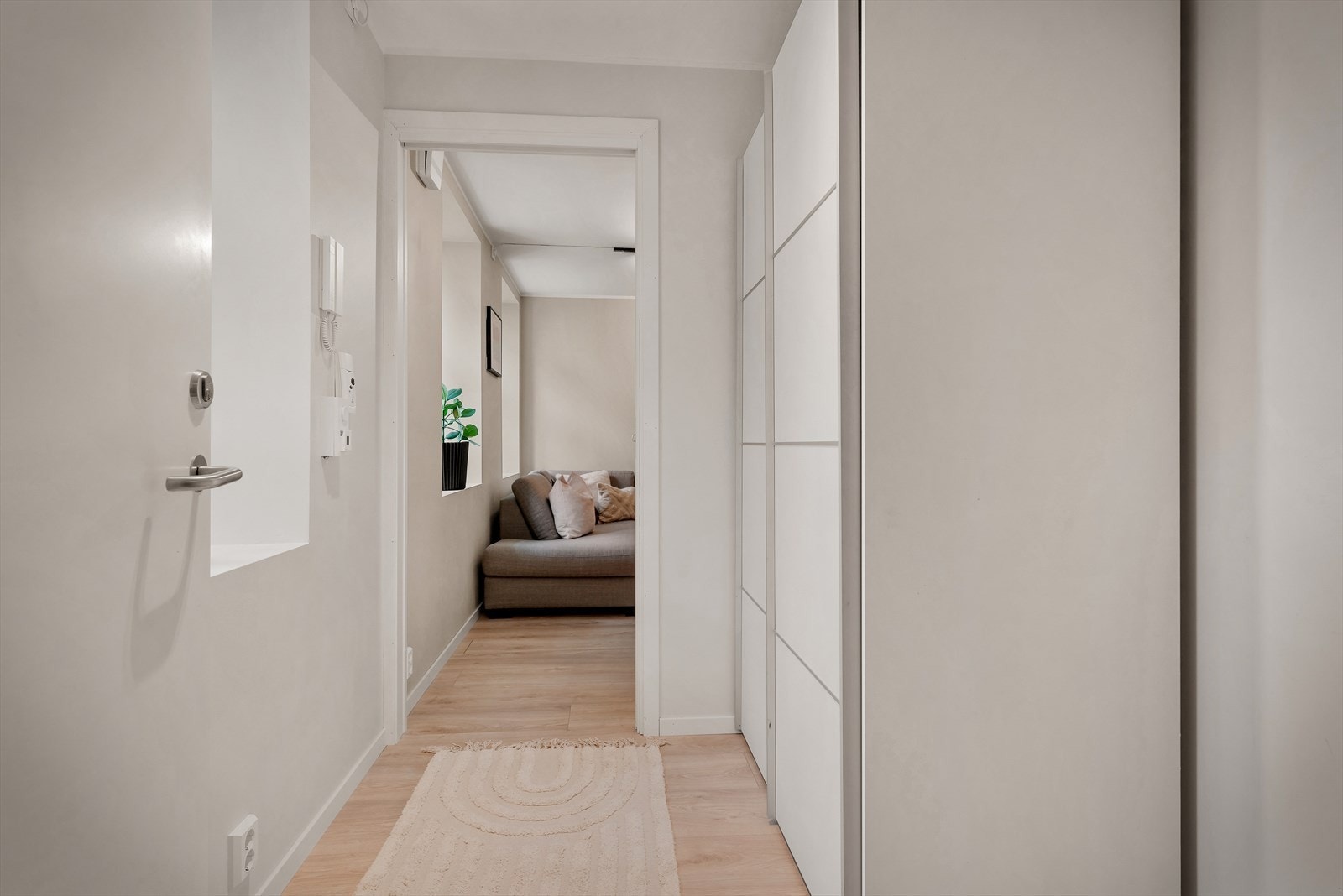 - Langstrakt entré på 4 m² med god plass til oppheng av yttertøy - Galleribilde