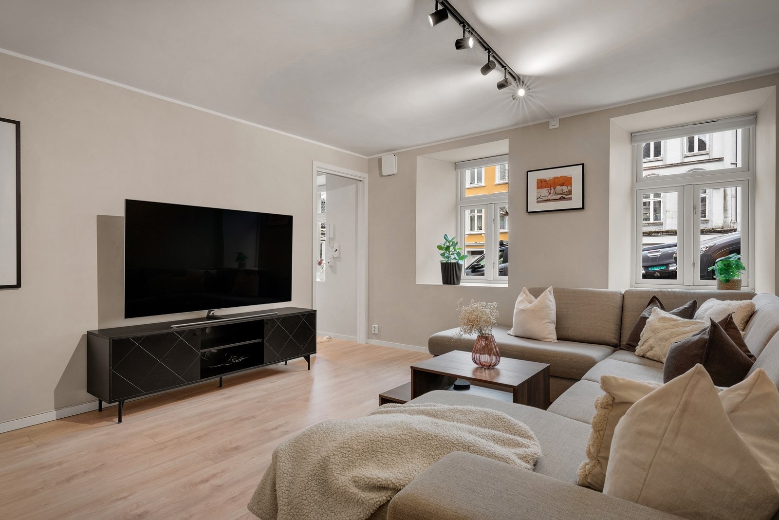 - Leiligheten er malt i lyse, delikate fargetoner som gjør det enkelt å sette sitt eget preg - Galleribilde