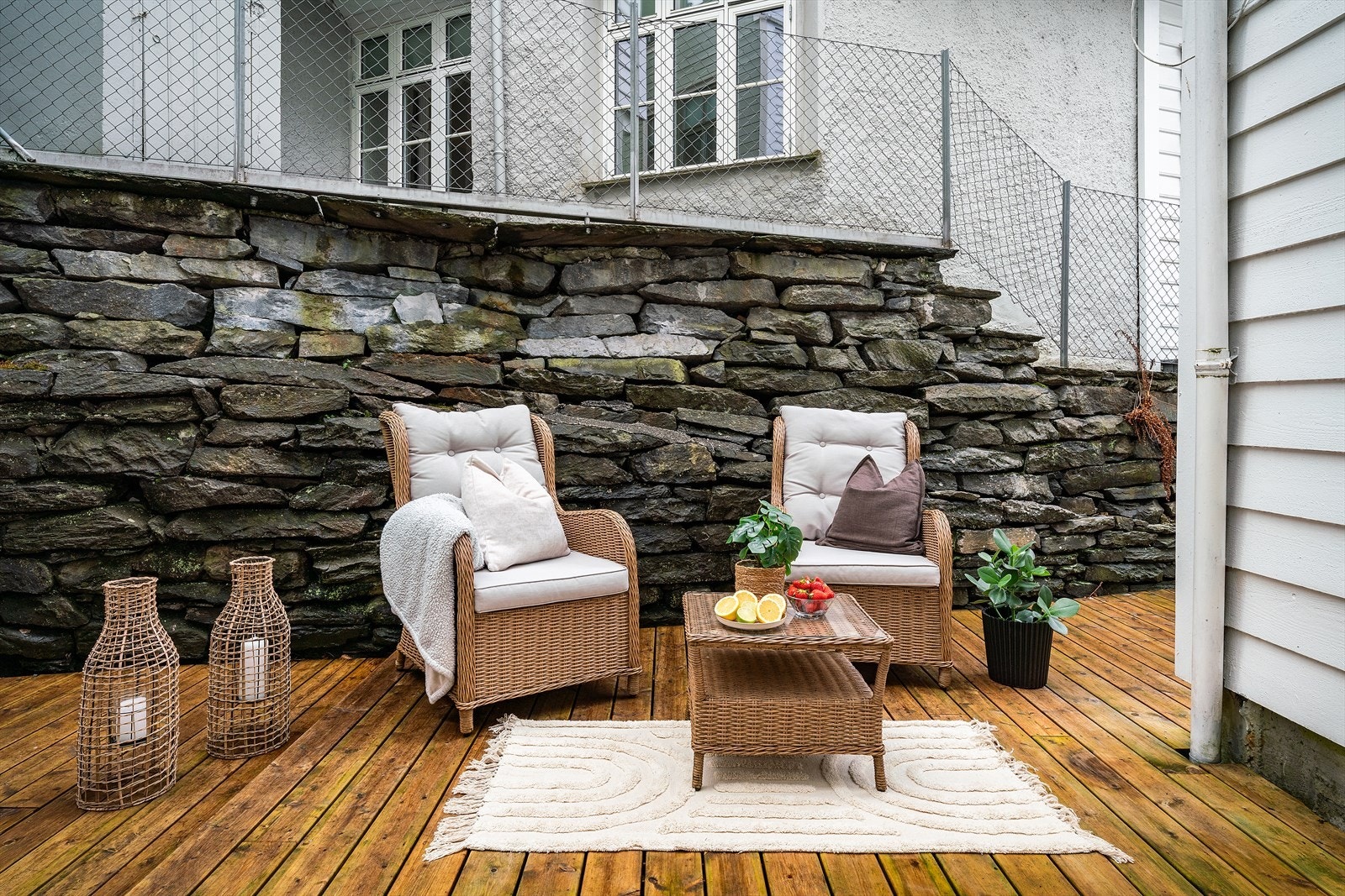 - Terrassen måler hele ca. 21,7 m² - Galleribilde